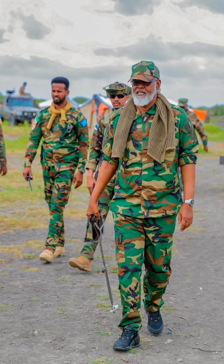 CigaalCaymo's tweet photo. Madaxweyne Madoobe oo iidey furimaha dagaal ee Jubbaland. https://t.co/ejeuUrUps9