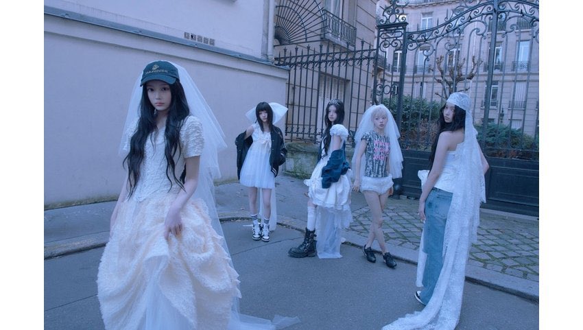 you_your_yumu's tweet photo. K-POPが｢コンセプト｣の競争から｢テクスチャー｣の競争に変わったという話。

つやちゃんさんのWWDJAPAN記事がとても面白かったです。

記事の核心は「コンセプトからテクスチャーへ」という変化の指摘。

かつてはヴァンパイア、学園、サイバーといった明快な世界観設定がグループを統一していたが、最近は｢ILLIT｣｢KiiiKiii｣を例に色温度・光・粒子感・湿度といった質感によって、本来混在しないはずの複数の美学をひとつの感覚へまとめ上げる手法が増えている、というものです。

確かにコンセプトは言語化しやすい側面があります。ただ「このグループは何系」と一言で表せる分、参入も模倣もしやすいのかなと、この記事を見て感じました。

でもテクスチャーは、言語化した瞬間に逃げていくあり、そのまま再現することは難しい。

もはや感覚の領域に独自性が移ると、真似しにくさの種類が変わる、と思っています。

日本のアイドルはまだコンセプトの明快さを差別化の軸にしている場合が多い印象があります。もしくは、後付けでコンセプトが出来ていくパターンもありますね。

この変化がどう波及するか、しないか。そこがこれから見どころだと感じました。
