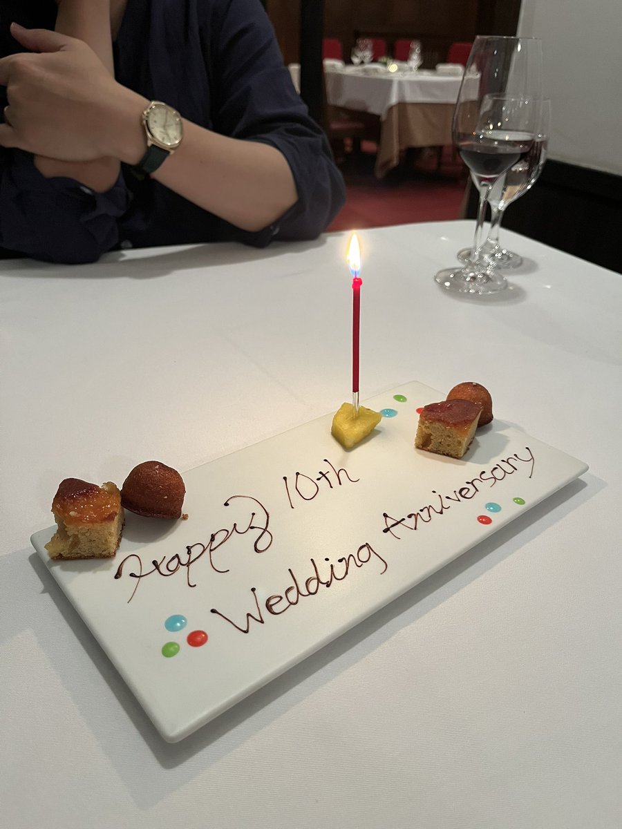 perciasak's tweet photo. 結婚生活10周年
なくならない場所がいいね、で式を挙げた神戸迎賓館に毎年食事10回目
10年か笑笑、と笑いながら食事しました
好き勝手させてくれる有難い人　ありがとう https://t.co/A6Tlrf4HZH