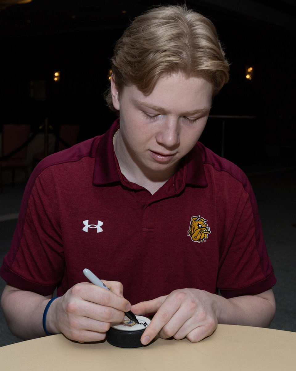 HobeyBakerAward's tweet photo. 2026 Hobey Baker Memorial Award Recipient, Max Plante, signing some pucks. We can't wait to follow your journey. https://t.co/OYzzIGuHOj
