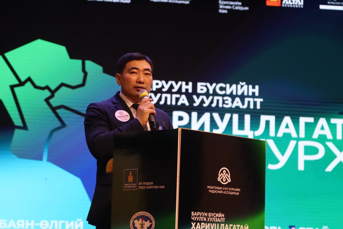 miningmongolia's tweet photo. Аж үйлдвэр, эрдэс баялгийн яам, Ашигт малтмал, газрын тосны газар, Монголын Уул Уурхайн Үндэсний Ассоциаци, Увс аймгийн ЗДТГ хамтран Британийн Элчин сайдын яамны дэмжлэгтэйгээр Баруун бүсийн “Хариуцлагатай уул уурхай” өдөрлөгийг Увс аймгийн Улаангом хотод зохион байгууллаа.
⛏️ Өдөрлөгийн үеэр Баруун бүсийн уул уурхайн өнөөгийн нөхцөл байдал, хариуцлагатай уул уурхайн ач холбогдол, хууль бус олборлолтоос урьдчилан сэргийлэх, орон нутгийн хөгжилд уул уурхайн үр өгөөжийг нэмэгдүүлэх чиглэлээр хэлэлцүүлэг өрнүүлэв.
🤝 Мөн “Хан Алтай Ресурс” ХХК болон “МоЭнКо” ХХК хариуцлагатай уул уурхайн хүрээнд хэрэгжүүлж буй сайн туршлага, бодит үр дүнгээ танилцуулж, орон нутгийн хөгжил, ажлын байр, дэд бүтэц, жижиг дунд бизнесийг дэмжих чиглэлээр хэрэгжүүлж буй ажлуудаа хуваалцлаа.
🌱 Оролцогчид уул уурхайн хөгжил нь зөвхөн олборлолтоор хязгаарлагдах бус, ил тод байдал, хамтын ажиллагаа, байгаль орчин, орон нутгийн иргэдийн эрх ашигт суурилсан хариуцлагатай үйл ажиллагаа байх ёстойг онцоллоо.
👏 Энэхүү арга хэмжээг дэмжин хамтран ажилласан Британийн Элчин сайдын яам болон ивээн тэтгэгч байгууллагууд болох “Хан Алтай Ресурс” ХХК, “МоЭнКо” ХХК-д талархал илэрхийлье.
#ХариуцлагаарНэгдье #ХариуцлагатайУулУурхай #БаруунБүс #Увс #МУУҮА