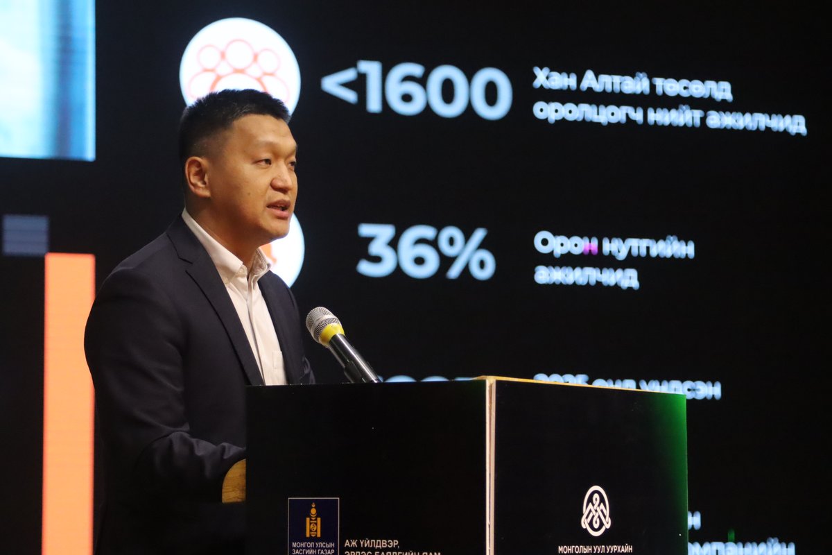 miningmongolia's tweet photo. Аж үйлдвэр, эрдэс баялгийн яам, Ашигт малтмал, газрын тосны газар, Монголын Уул Уурхайн Үндэсний Ассоциаци, Увс аймгийн ЗДТГ хамтран Британийн Элчин сайдын яамны дэмжлэгтэйгээр Баруун бүсийн “Хариуцлагатай уул уурхай” өдөрлөгийг Увс аймгийн Улаангом хотод зохион байгууллаа.
⛏️ Өдөрлөгийн үеэр Баруун бүсийн уул уурхайн өнөөгийн нөхцөл байдал, хариуцлагатай уул уурхайн ач холбогдол, хууль бус олборлолтоос урьдчилан сэргийлэх, орон нутгийн хөгжилд уул уурхайн үр өгөөжийг нэмэгдүүлэх чиглэлээр хэлэлцүүлэг өрнүүлэв.
🤝 Мөн “Хан Алтай Ресурс” ХХК болон “МоЭнКо” ХХК хариуцлагатай уул уурхайн хүрээнд хэрэгжүүлж буй сайн туршлага, бодит үр дүнгээ танилцуулж, орон нутгийн хөгжил, ажлын байр, дэд бүтэц, жижиг дунд бизнесийг дэмжих чиглэлээр хэрэгжүүлж буй ажлуудаа хуваалцлаа.
🌱 Оролцогчид уул уурхайн хөгжил нь зөвхөн олборлолтоор хязгаарлагдах бус, ил тод байдал, хамтын ажиллагаа, байгаль орчин, орон нутгийн иргэдийн эрх ашигт суурилсан хариуцлагатай үйл ажиллагаа байх ёстойг онцоллоо.
👏 Энэхүү арга хэмжээг дэмжин хамтран ажилласан Британийн Элчин сайдын яам болон ивээн тэтгэгч байгууллагууд болох “Хан Алтай Ресурс” ХХК, “МоЭнКо” ХХК-д талархал илэрхийлье.
#ХариуцлагаарНэгдье #ХариуцлагатайУулУурхай #БаруунБүс #Увс #МУУҮА