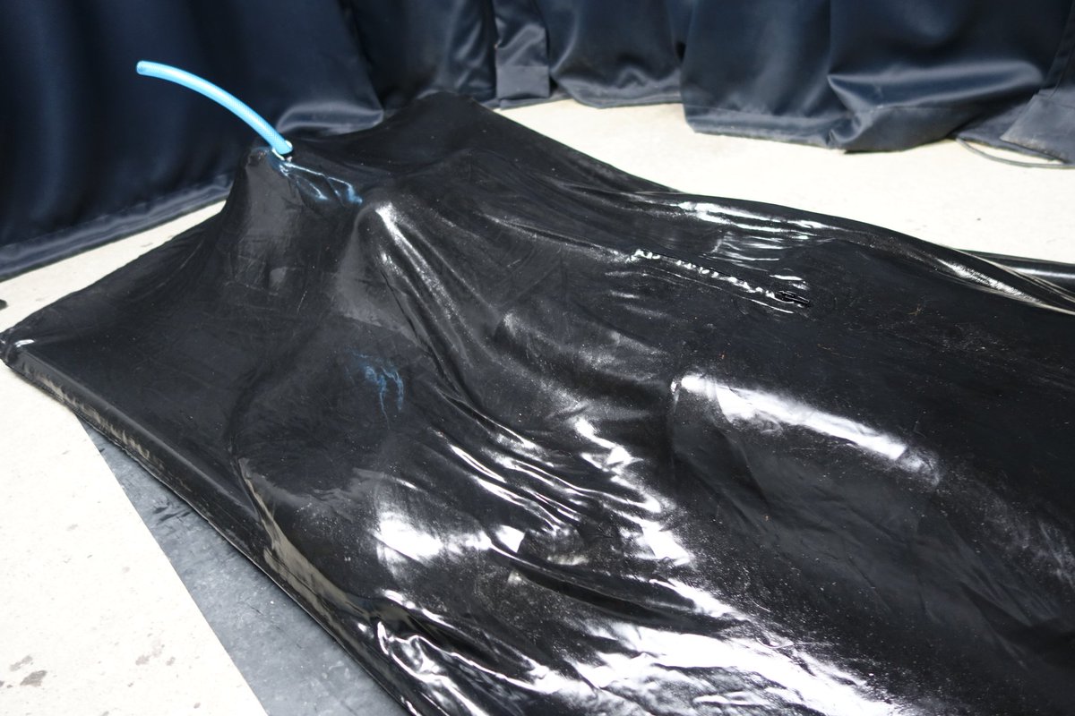 fingirl_eel's tweet photo. If you look at it purely as an action,
it can be summed up simply as “being covered in latex.”

But if you look at it from a different perspective...

“Restraint”
“Exhibition”
“Sculpture”
“Transformation”
“Object-like sensation,”

I think there are endless ways to interpret it. https://t.co/OflUyWyY4S