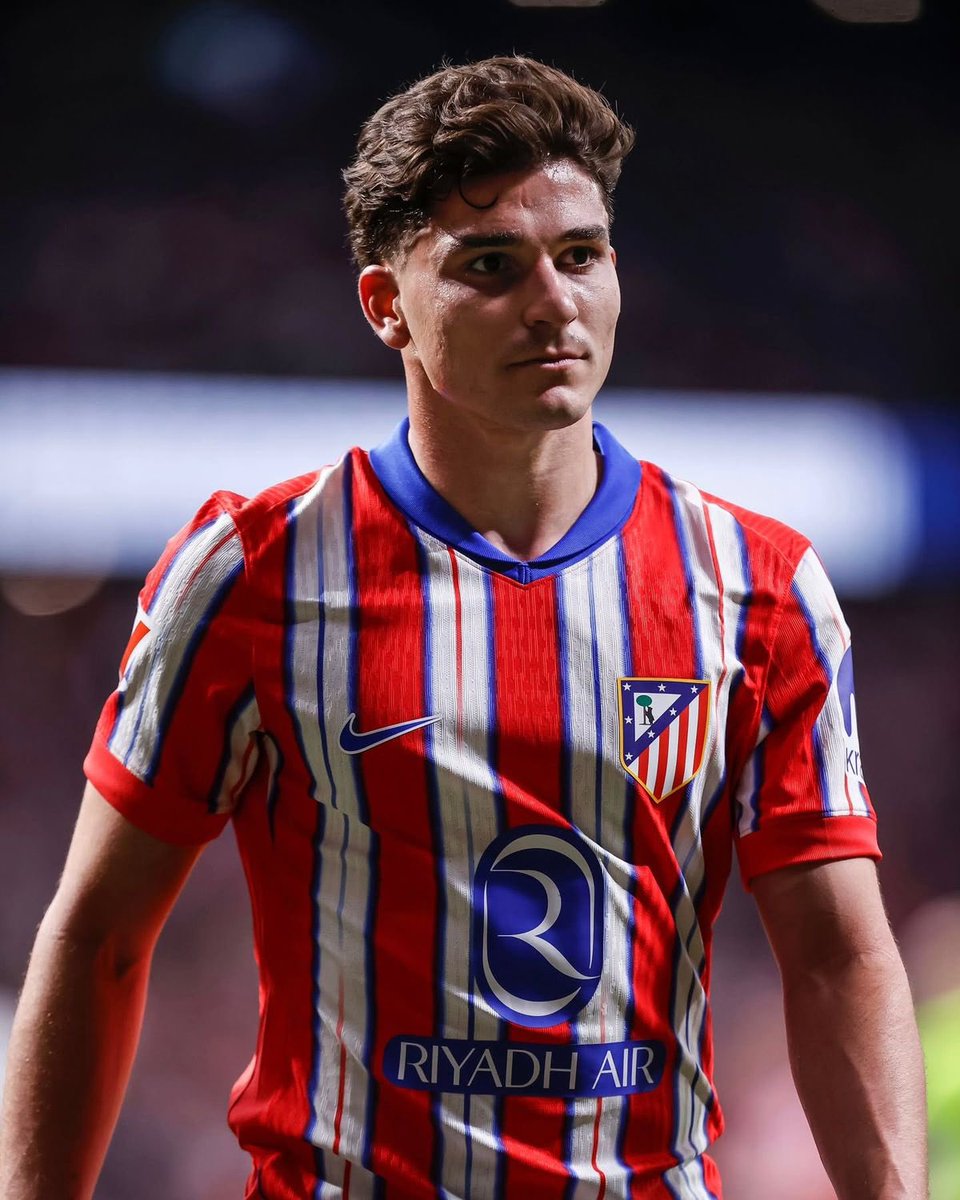 DhAlRakkad's tweet photo. 🚨🚨🚨

برشلونة صباح هذا اليوم ارسل عرض لاتليتكو مدريد 100 مليون يورو. تم رفضه. وبرشلونة يعلم بأن اتليتكو سيرفض هذا العرض. سيعودون بعرض اخر تتراوح قيمته من 120 مليون يورو الى 135 مليون يورو (شاملة المتغيرات). اعتقد اتليتكو لن يرفض هذا العرض مع رغبة اللاعب بالتوقيع لـ برشلونة. https://t.co/Stzj06NHzw