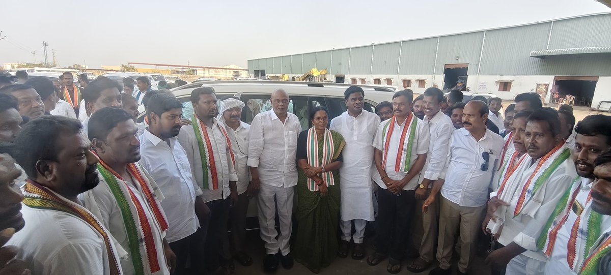 premsagarraok's tweet photo. ఆసిఫాబాద్ జిల్లా మాజీ DCC అధ్యక్షులు శ్రీ కొక్కిరాల విశ్వప్రసాద్ రావు గారి ఆధ్వర్యంలో ఆసిఫాబాద్ నియోజకవర్గంలోని రెబ్బన్న మండలానికి చెందిన 30మంది BRS పార్టీ నాయకులు కాంగ్రెస్ పార్టీ కండువాలు కప్పి పార్టీలోకి ఆహ్వానించిన మంచిర్యాల ఎమ్మెల్యే శ్రీ కొక్కిరాల ప్రేమ్ సాగర్ రావు గారు.1/3 https://t.co/GJjHXnlyYC