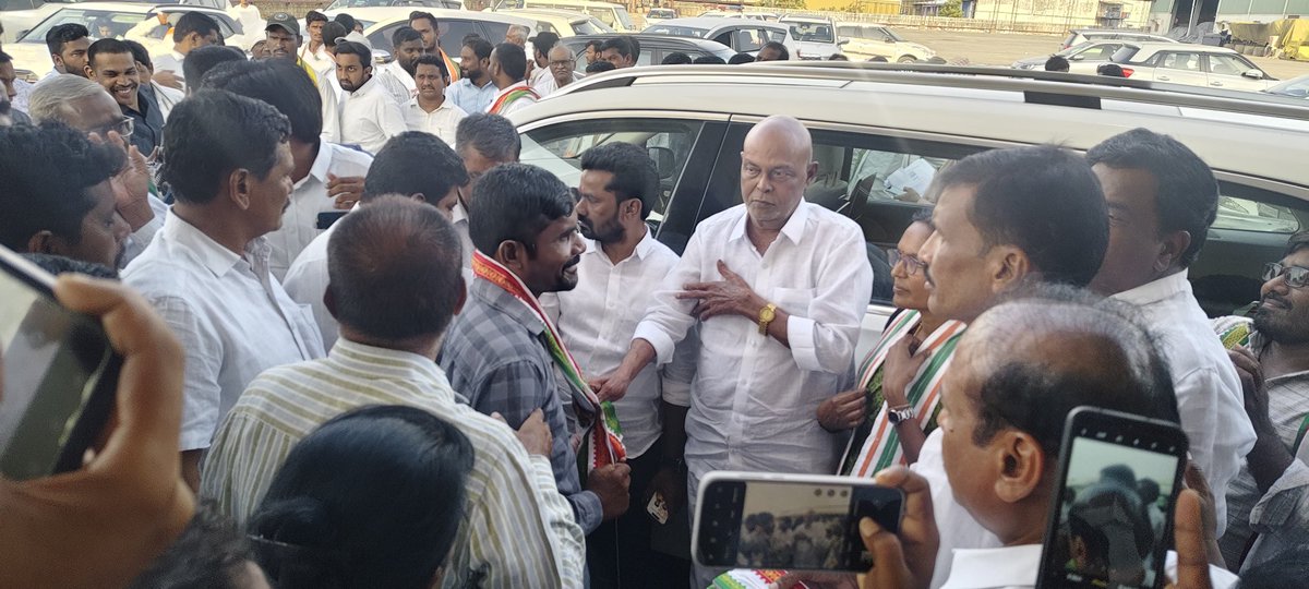 premsagarraok's tweet photo. ఆసిఫాబాద్ జిల్లా మాజీ DCC అధ్యక్షులు శ్రీ కొక్కిరాల విశ్వప్రసాద్ రావు గారి ఆధ్వర్యంలో ఆసిఫాబాద్ నియోజకవర్గంలోని రెబ్బన్న మండలానికి చెందిన 30మంది BRS పార్టీ నాయకులు కాంగ్రెస్ పార్టీ కండువాలు కప్పి పార్టీలోకి ఆహ్వానించిన మంచిర్యాల ఎమ్మెల్యే శ్రీ కొక్కిరాల ప్రేమ్ సాగర్ రావు గారు.1/3 https://t.co/GJjHXnlyYC