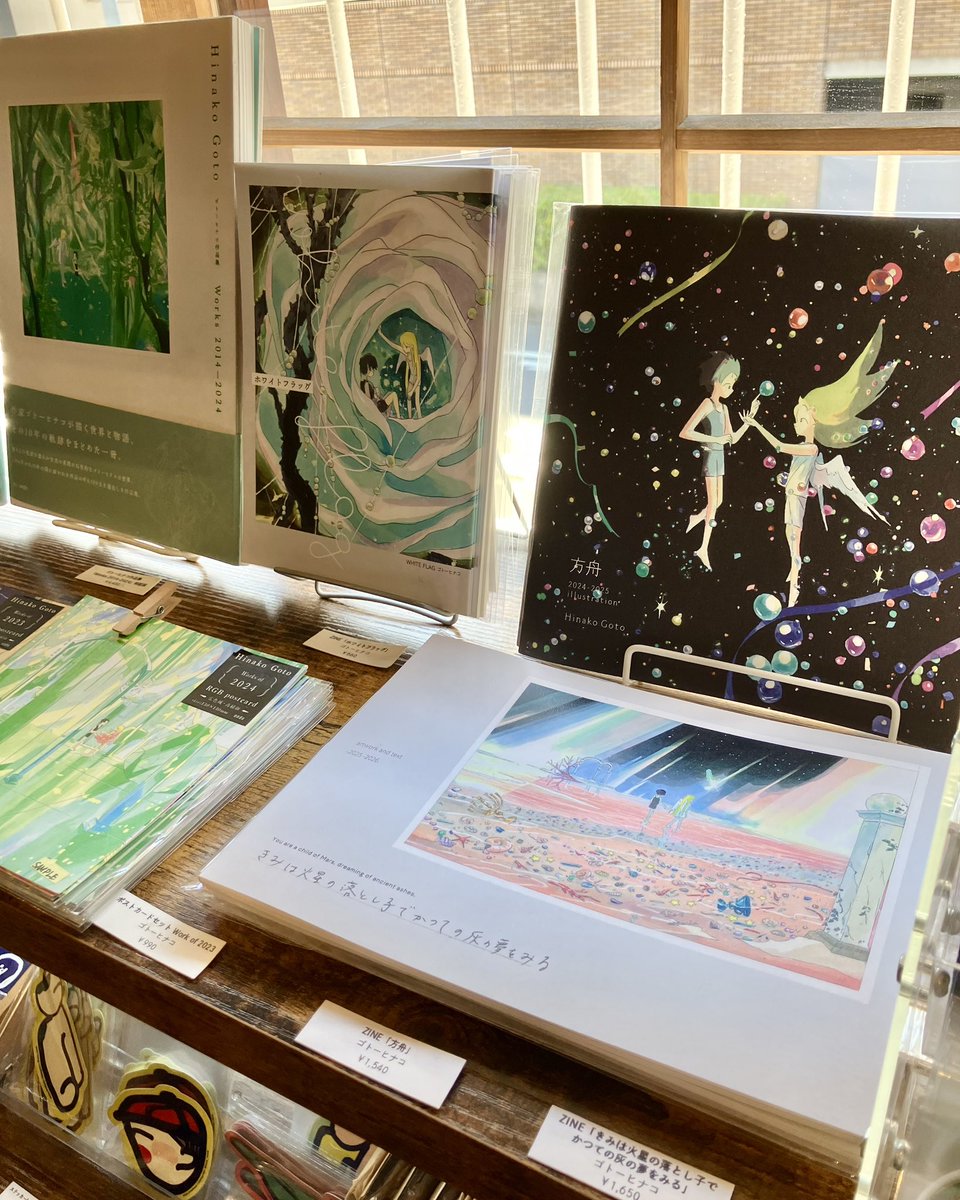 ondo_creative's tweet photo. 【GALLERY｜@ondo_creative／STORE】

＼✅PICK UP✅／
ギャラリー併設のSTOREでは「LIFE with ART」のビジョンでセレクトした、様々な作家さんのアイテムを広くご紹介中です。

現在、STOREでは『ア〜ミ〜 POP UP STORE』や『キノウノテヅクリ 特集』『ツルモトマイ 特集』などを開催中。
ondoオリジナルプロダクトや作品集＆zineコーナー、てらおかなつみさんや韓国の作家さんのアイテムも充実しております。

築70年の古民家をリノベーション。「アートのあるくらし」をイメージした空間で、ギャラリー展示と合わせ、ゆっくりとお愉しみください◎

オンラインストアでも一部アイテムをご紹介中。こちらもぜひご利用ください。

●ondoオンラインストア
→https://t.co/E3IWb6mNDp