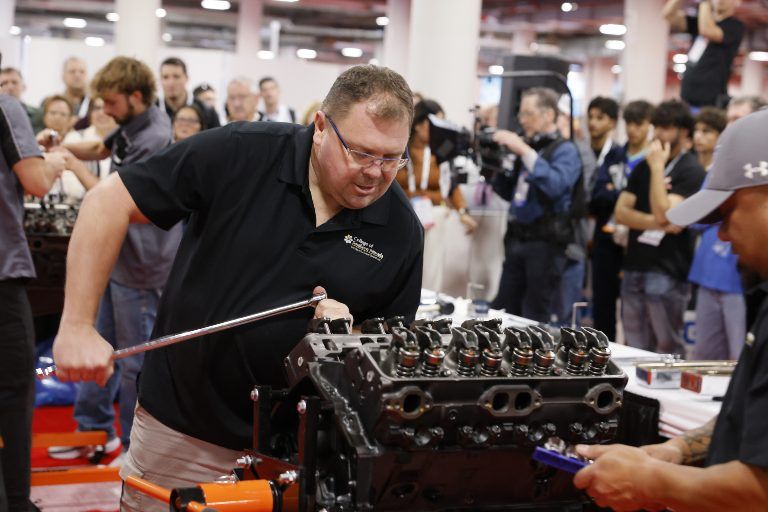 AAPEXshow's tweet photo. “77% of automotive technicians agree that higher pay is the biggest issue the industry needs to address.”  https://t.co/PaQvRRj87x https://t.co/0YwNg3AXnh