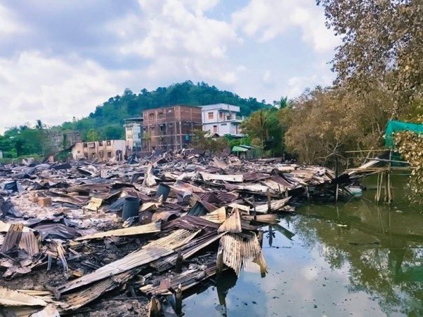 scarlletnn's tweet photo. #Rakhine State, A civilian was killed and dozens of homes and market shops were destroyed after Myanmar junta forces launched artillery and drone attacks on Sane Town in Kyaukphyu Township, on May 26.

#2026May29Coup
#WhatsHappeningInMyanmar
#WarCrimesOfJunta https://t.co/xfFbVelAby