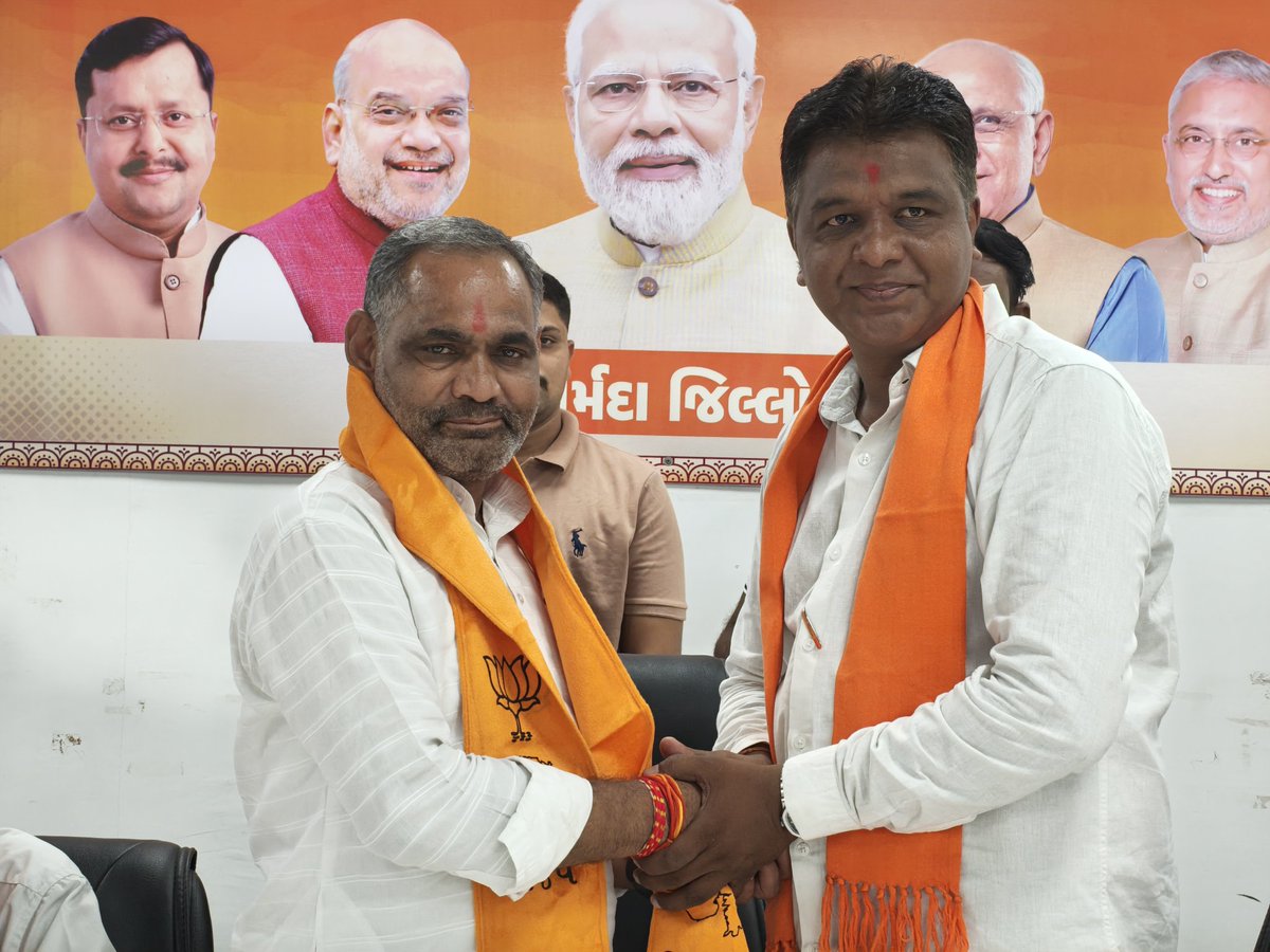 bjpneelrao's tweet photo. 🪷“જનવિશ્વાસનો સંકલ્પ અને વિકાસની દિશામાં મજબૂત માર્ગદર્શન.”🪷

છોટાઉદેપુરના લોકપ્રિય સાંસદ શ્રી જશુભાઈ રાઠવાજીએ શ્રી કમલમ રાજપીપળા ખાતે નાંદોદ તથા નગરપાલિકાના ઉમેદવારો સાથે પરિચય બેઠક કરી માર્ગદર્શન અને પ્રોત્સાહન આપ્યું.

તેમના અનુભવી માર્ગદર્શન અને કાર્યકર્તાઓમાં ભરી આપેલા ઉત્સાહથી સંગઠન વધુ મજબૂત બનશે અને જનસેવાના કાર્યને નવી દિશા મળશે.

આ બેઠક દરમ્યાન જીલ્લા સંગઠન મહામંત્રી શ્રી આશિષભાઈ પટેલ, જીલ્લા સંગઠન ઉપપ્રમુખ શ્રી દિલીપસિંહ ગોહિલ , નાંદોદ મંડળ સંગઠનના હોદ્દેદારો તથા રાજપીપળા શહેર સંગઠનના હોદ્દેદારો, નાંદોદ તાલુકા પંચાયતના પ્રમુખ, ઉપપ્રમુખ, સભ્યો તથા રાજપીપળા નગરપાલિકાના પ્રમુખ, ઉપપ્રમુખ, સભ્યો ઉપસ્થિત રહ્યા હતા.

#Rajpipla #narmada #Gujarat