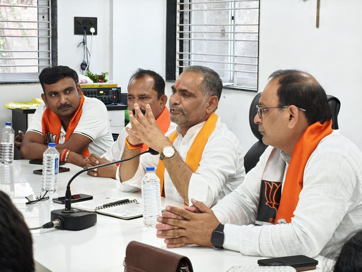 bjpneelrao's tweet photo. 🪷“જનવિશ્વાસનો સંકલ્પ અને વિકાસની દિશામાં મજબૂત માર્ગદર્શન.”🪷

છોટાઉદેપુરના લોકપ્રિય સાંસદ શ્રી જશુભાઈ રાઠવાજીએ શ્રી કમલમ રાજપીપળા ખાતે નાંદોદ તથા નગરપાલિકાના ઉમેદવારો સાથે પરિચય બેઠક કરી માર્ગદર્શન અને પ્રોત્સાહન આપ્યું.

તેમના અનુભવી માર્ગદર્શન અને કાર્યકર્તાઓમાં ભરી આપેલા ઉત્સાહથી સંગઠન વધુ મજબૂત બનશે અને જનસેવાના કાર્યને નવી દિશા મળશે.

આ બેઠક દરમ્યાન જીલ્લા સંગઠન મહામંત્રી શ્રી આશિષભાઈ પટેલ, જીલ્લા સંગઠન ઉપપ્રમુખ શ્રી દિલીપસિંહ ગોહિલ , નાંદોદ મંડળ સંગઠનના હોદ્દેદારો તથા રાજપીપળા શહેર સંગઠનના હોદ્દેદારો, નાંદોદ તાલુકા પંચાયતના પ્રમુખ, ઉપપ્રમુખ, સભ્યો તથા રાજપીપળા નગરપાલિકાના પ્રમુખ, ઉપપ્રમુખ, સભ્યો ઉપસ્થિત રહ્યા હતા.

#Rajpipla #narmada #Gujarat