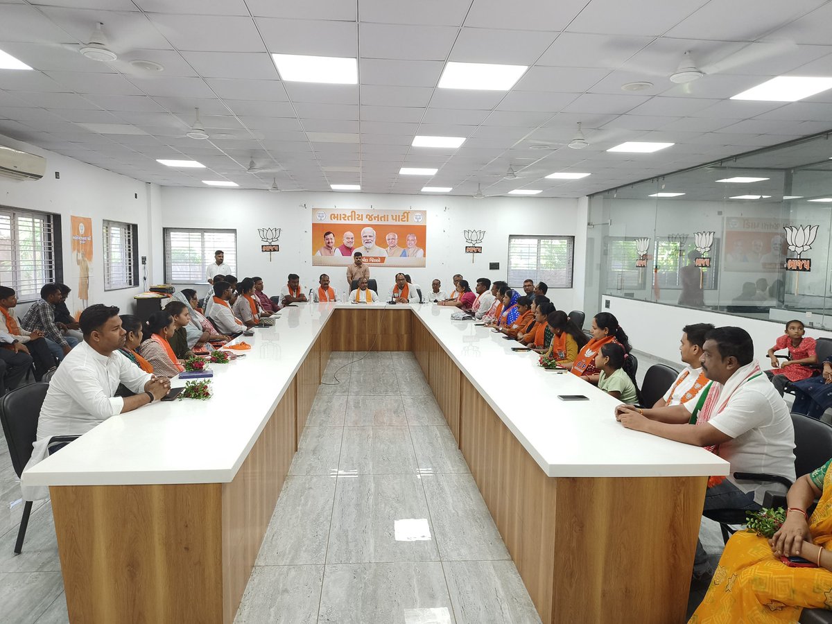 bjpneelrao's tweet photo. 🪷“જનવિશ્વાસનો સંકલ્પ અને વિકાસની દિશામાં મજબૂત માર્ગદર્શન.”🪷

છોટાઉદેપુરના લોકપ્રિય સાંસદ શ્રી જશુભાઈ રાઠવાજીએ શ્રી કમલમ રાજપીપળા ખાતે નાંદોદ તથા નગરપાલિકાના ઉમેદવારો સાથે પરિચય બેઠક કરી માર્ગદર્શન અને પ્રોત્સાહન આપ્યું.

તેમના અનુભવી માર્ગદર્શન અને કાર્યકર્તાઓમાં ભરી આપેલા ઉત્સાહથી સંગઠન વધુ મજબૂત બનશે અને જનસેવાના કાર્યને નવી દિશા મળશે.

આ બેઠક દરમ્યાન જીલ્લા સંગઠન મહામંત્રી શ્રી આશિષભાઈ પટેલ, જીલ્લા સંગઠન ઉપપ્રમુખ શ્રી દિલીપસિંહ ગોહિલ , નાંદોદ મંડળ સંગઠનના હોદ્દેદારો તથા રાજપીપળા શહેર સંગઠનના હોદ્દેદારો, નાંદોદ તાલુકા પંચાયતના પ્રમુખ, ઉપપ્રમુખ, સભ્યો તથા રાજપીપળા નગરપાલિકાના પ્રમુખ, ઉપપ્રમુખ, સભ્યો ઉપસ્થિત રહ્યા હતા.

#Rajpipla #narmada #Gujarat