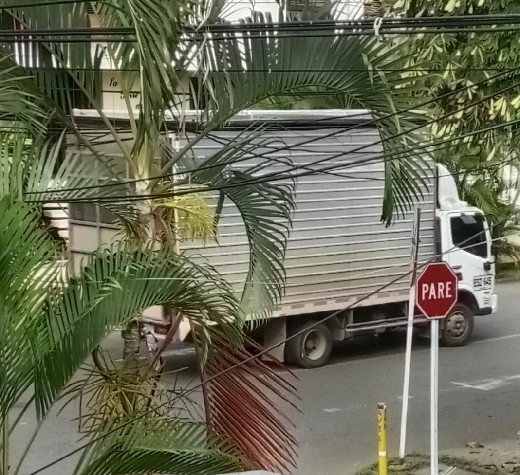 janhcq's tweet photo. @MovilidadCali buenos dias. En Prados del Norte, especialmente por la Av 3G entre cll 38nte y cll 39, estamos cansados con la pasada de camiones y llegada de otros, que son muy altos y revientan los cables. Esto ahora. https://t.co/K8J3tJMjFM
