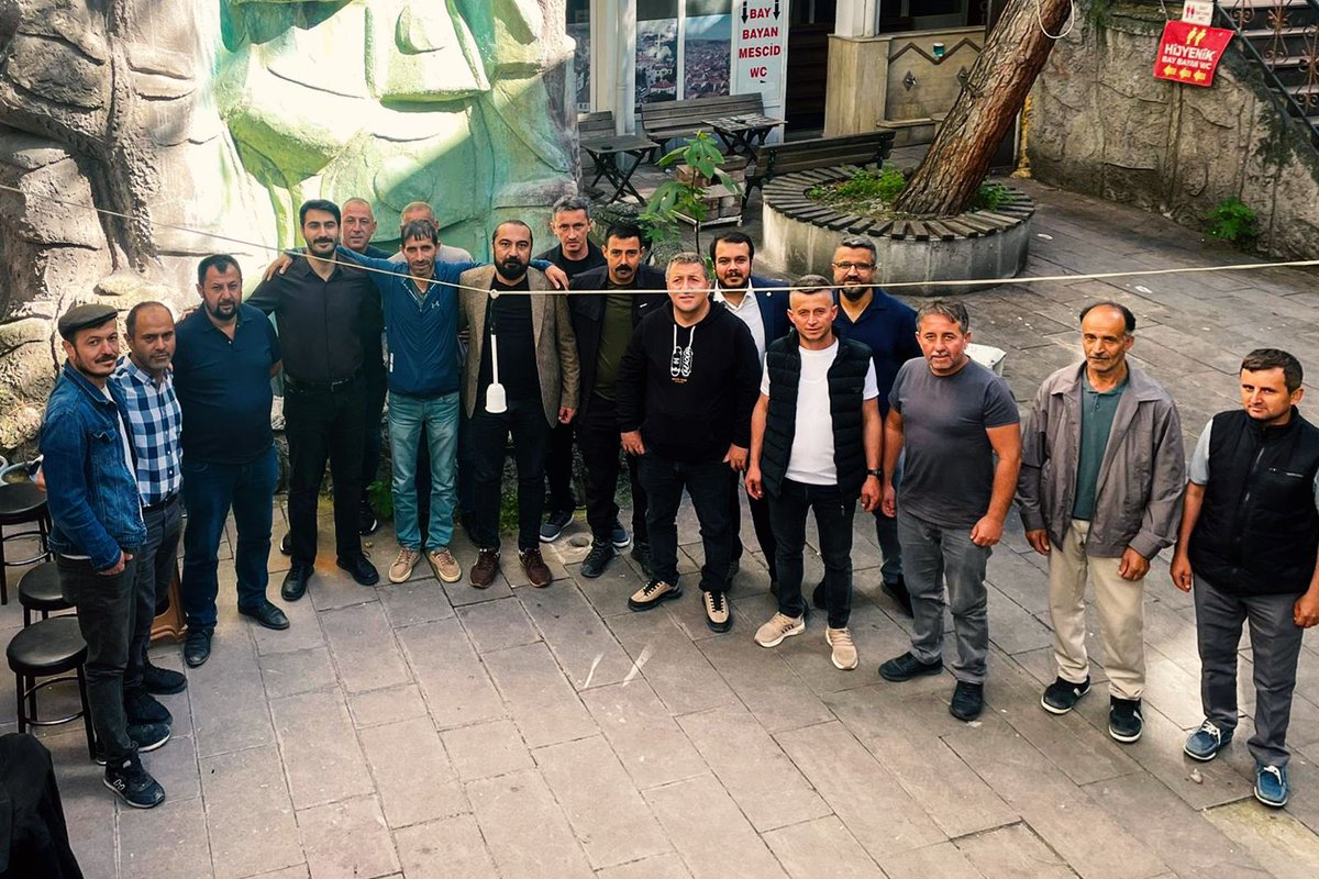 ftcoban's tweet photo. Bayram dostlarınla el ele tutuşunca, kol kola girince, birlikte mücadele edip birlikte kazanınca…

Kurtuluş Parkı’nda günlerce direnen, mücadeleleriyle memleketin önünü açan Doruk Madencilik işçileriyle buluşmak için bugün Beypazarı’ndaydık.

Bağımsız Maden İş öncülüğünde günlerce süren direnişin yarattığı iradeden korkarak tüm hakların ödenmesi için söz veren patronun sözünü tutmadığı, haklarının ödenmediği bir bayramı geride bırakıyor madenciler.

“Alın terimizin hakkını istiyoruz” diyerek, mücadele kararlılığından hiçbir şey kaybetmeden, önümüzdeki hafta yeniden Ankara’da olacaklar. Ankara halkının madenciyi bir kez daha bağrına basacağına, asla yalnız bırakmayacağına inanıyoruz.

Birlikte mücadele edecek, birlikte kazanacağız. İşte o zaman memleketin dört bir yanında bayram olacak.
