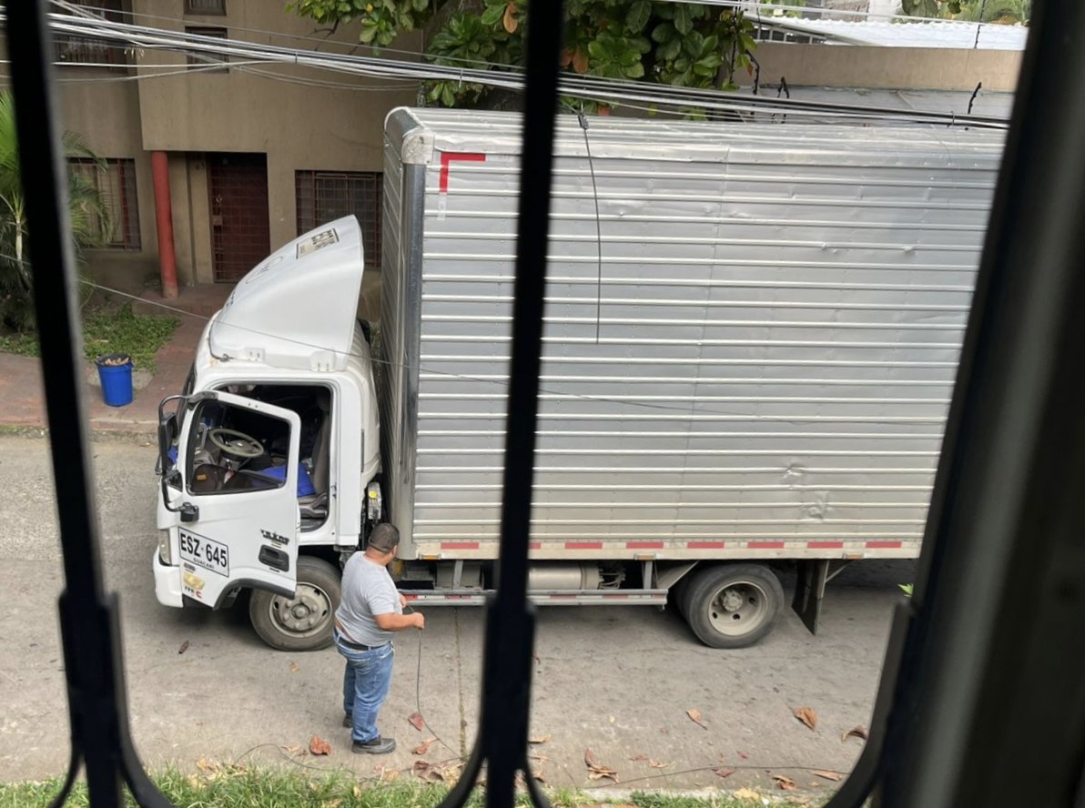 janhcq's tweet photo. @MovilidadCali buenos dias. En Prados del Norte, especialmente por la Av 3G entre cll 38nte y cll 39, estamos cansados con la pasada de camiones y llegada de otros, que son muy altos y revientan los cables. Esto ahora. https://t.co/K8J3tJMjFM