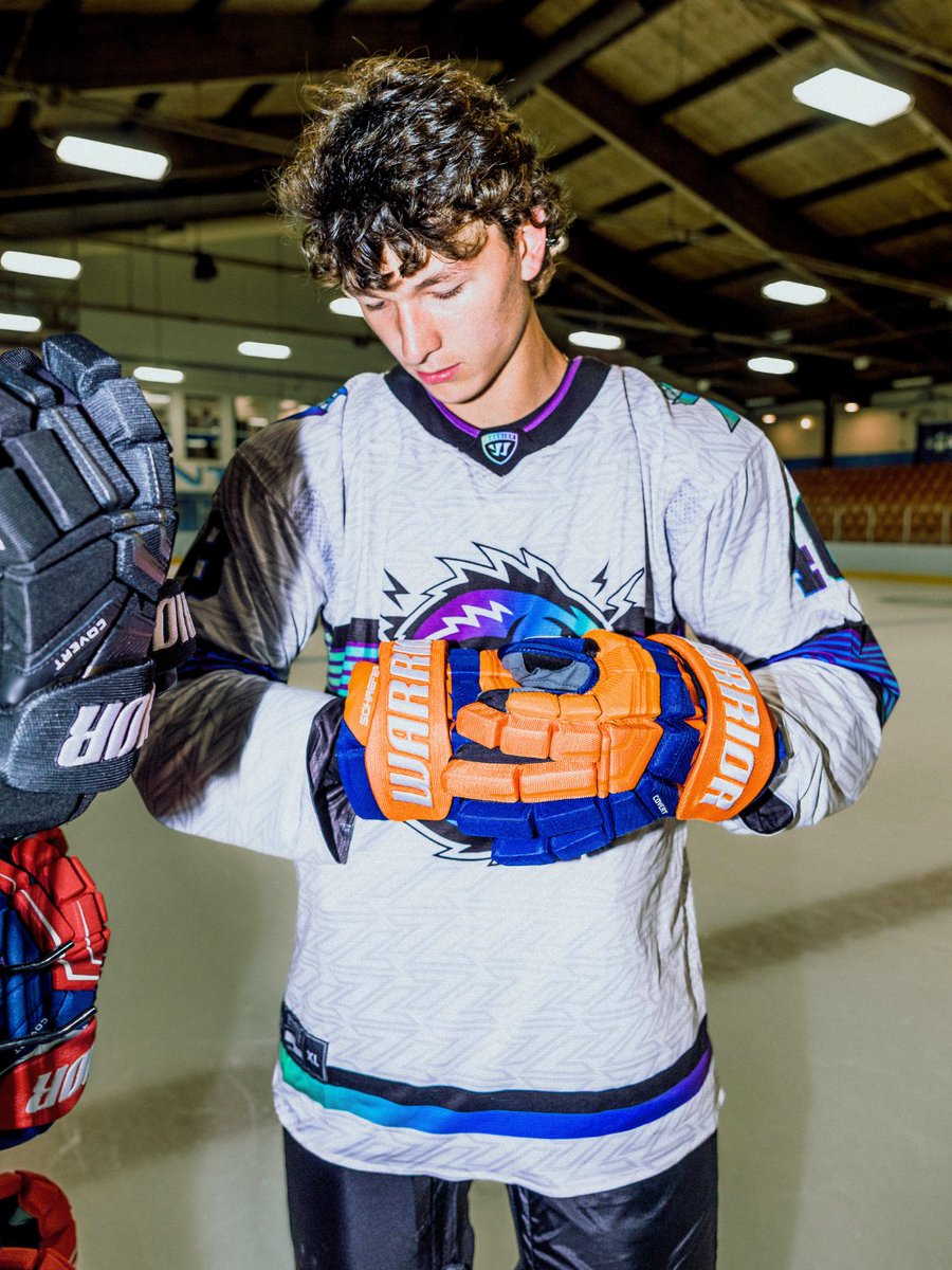 WarriorHockey's tweet photo. Feeling and looking FRESH in the Covert QR7 Pro gloves🙂‍↕️

 Available NOW in-store and online at select retailers.

 #WarriorHockey  #CovertQR7Pro https://t.co/camvcFWBQ6