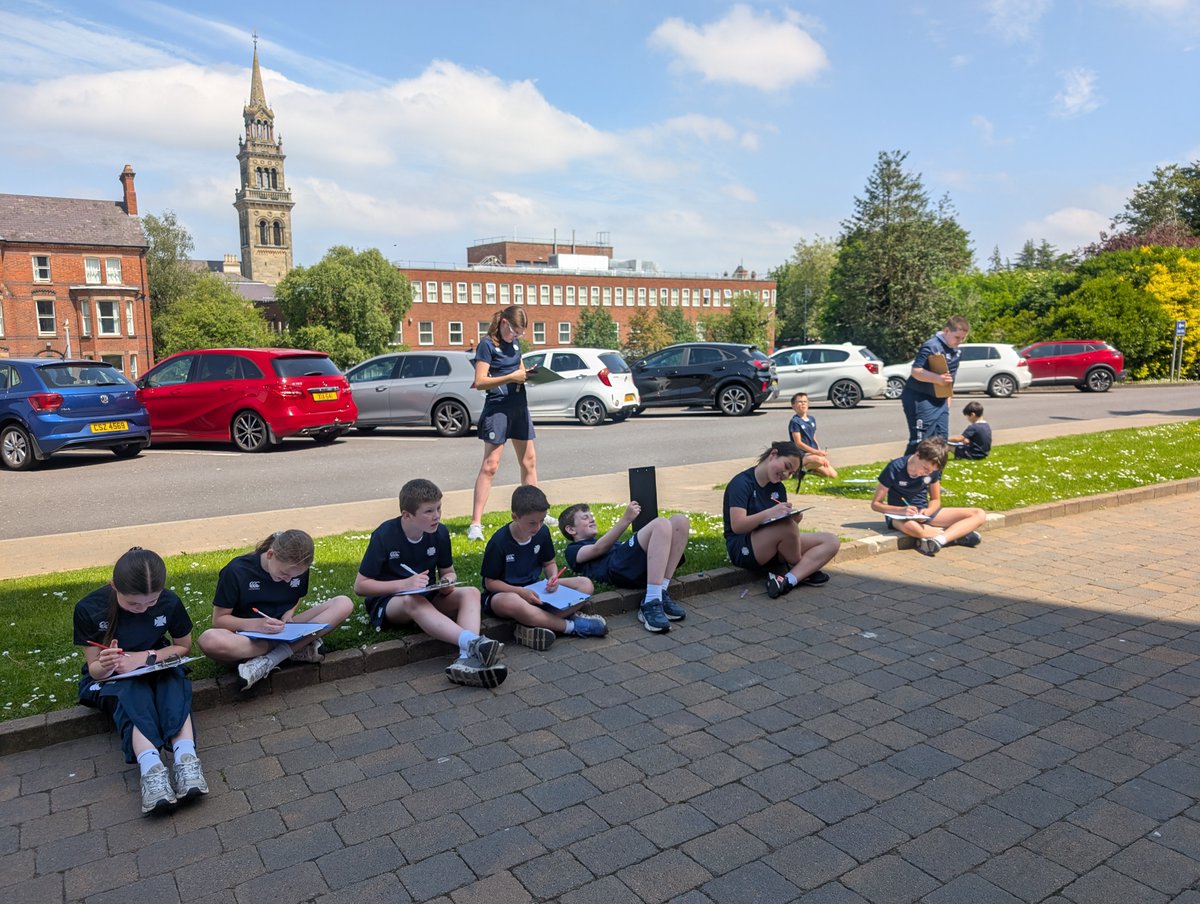 methodyprep's tweet photo. Sun's out, sketchbooks out! ☀️

Prep 7 have been busy making the most of the fantastic weather by heading outside to draw School House.

#MethodyPrep #TakesPrep https://t.co/9IW0rnjeLC