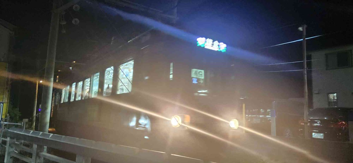 maestro7399's tweet photo. 夜光虫が見れるかと思って、江ノ島を一時間歩いたんですが、見つからなかったので、江ノ電を撮って帰りました😎 https://t.co/HVGevdJOhI