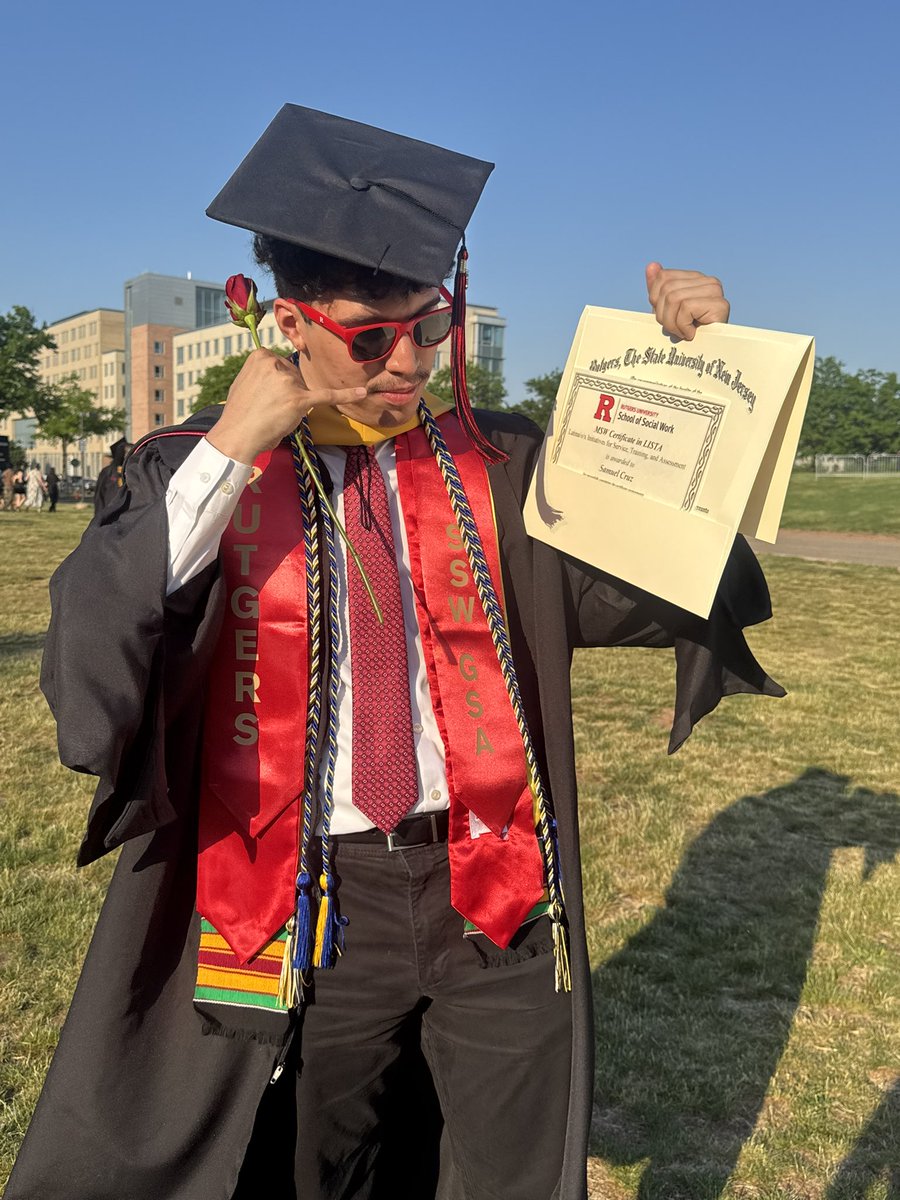 Sammy_Cruz32's tweet photo. Someone graduated!!! Sam Cruz, MSW 🍾 https://t.co/fMAC8Spi7M