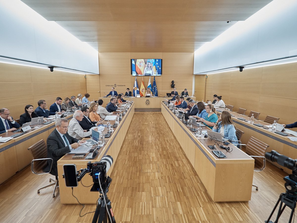 CabildoTenerife's tweet photo. 🏴󠁧󠁢󠁳󠁣󠁴󠁿 #DEBATEESTADOISLA 𝗘𝗹 𝗖𝗮𝗯𝗶𝗹𝗱𝗼 𝗽𝗿𝗲𝘀𝗲𝗻𝘁𝗮 𝗲𝗹 𝗽𝗿𝗼𝘆𝗲𝗰𝘁𝗼 𝗱𝗲 𝗹𝗮 𝗧𝗲𝗻𝗲𝗿𝗶𝗳𝗲 𝗾𝘂𝗲 𝘀𝗲 𝗻𝗲𝗰𝗲𝘀𝗶𝘁𝗮 𝗽𝗮𝗿𝗮 𝗹𝗮𝘀 𝗽𝗿𝗼́𝘅𝗶𝗺𝗮𝘀 𝗱𝗲́𝗰𝗮𝗱𝗮𝘀 𝘀𝗶𝗻 𝗽𝗲𝗿𝗱𝗲𝗿 𝘀𝘂 𝗶𝗱𝗲𝗻𝘁𝗶𝗱𝗮𝗱.

👉 La presidenta insular, @rdavmam, presentó durante el 𝗗𝗲𝗯𝗮𝘁𝗲 𝘀𝗼𝗯𝗿𝗲 𝗲𝗹 𝗘𝘀𝘁𝗮𝗱𝗼 𝗱𝗲 𝗹𝗮 𝗜𝘀𝗹𝗮 un proyecto de transformación para Tenerife ➡  Basado en la ambición colectiva, la planificación estratégica y la protección de aquello que define la identidad de la isla.

💬 "Tenerife tiene ya en marcha 𝗴𝗿𝗮𝗻𝗱𝗲𝘀 𝘁𝗿𝗮𝗻𝘀𝗳𝗼𝗿𝗺𝗮𝗰𝗶𝗼𝗻𝗲𝘀 𝗾𝘂𝗲 𝗺𝗼𝘃𝗶𝗹𝗶𝘇𝗮𝗿𝗮́𝗻 𝗺𝗮́𝘀 𝗱𝗲 𝟳.𝟬𝟬𝟬 𝗺𝗶𝗹𝗹𝗼𝗻𝗲𝘀 𝗱𝗲 𝗲𝘂𝗿𝗼𝘀 en infraestructuras, movilidad, sostenibilidad, agua, innovación y desarrollo económico".

💬El vicepresidente del Cabildo, @Lope_afonso, reivindicó la importancia del Cabildo "como institución capaz de contribuir al mejor futuro posible para Tenerife, afrontando una gestión de lo público que permita consolidar 𝗻𝘂𝗲𝘀𝘁𝗿𝗮 𝗶𝘀𝗹𝗮 𝗰𝗼𝗺𝗼 𝘂𝗻 𝗹𝘂𝗴𝗮𝗿 𝗹𝗹𝗲𝗻𝗼 𝗱𝗲 𝗰𝗲𝗿𝘁𝗲𝘇𝗮𝘀 𝘆 𝗼𝗽𝗼𝗿𝘁𝘂𝗻𝗶𝗱𝗮𝗱𝗲𝘀".

Durante el debate se expusieron los 𝗽𝗿𝗶𝗻𝗰𝗶𝗽𝗮𝗹𝗲𝘀 𝗶𝗻𝗱𝗶𝗰𝗮𝗱𝗼𝗿𝗲𝘀  económicos y sociales de la isla. Destacan ⤵️

💼 La creación de 𝗺𝗮́𝘀 𝗱𝗲 𝟱𝟰.𝟬𝟬𝟬 𝗻𝘂𝗲𝘃𝗼𝘀 𝗽𝘂𝗲𝘀𝘁𝗼𝘀 𝗱𝗲 𝘁𝗿𝗮𝗯𝗮𝗷𝗼 desde 2023.
🚗🚌 Más de 𝟭𝟬𝟬 𝗮𝗰𝘁𝘂𝗮𝗰𝗶𝗼𝗻𝗲𝘀 𝗲𝘀𝘁𝗿𝗮𝘁𝗲́𝗴𝗶𝗰𝗮𝘀 con más de 5.000 millones de euros destinados a transformar la movilidad en la isla.
🏞️ Una 𝗻𝘂𝗲𝘃𝗮 𝗴𝗲𝗻𝗲𝗿𝗮𝗰𝗶𝗼́𝗻 𝗱𝗲 𝗽𝗼𝗹𝗶́𝘁𝗶𝗰𝗮𝘀 𝗮𝗺𝗯𝗶𝗲𝗻𝘁𝗮𝗹𝗲𝘀.

ℹ https://t.co/m84UQRnGWu