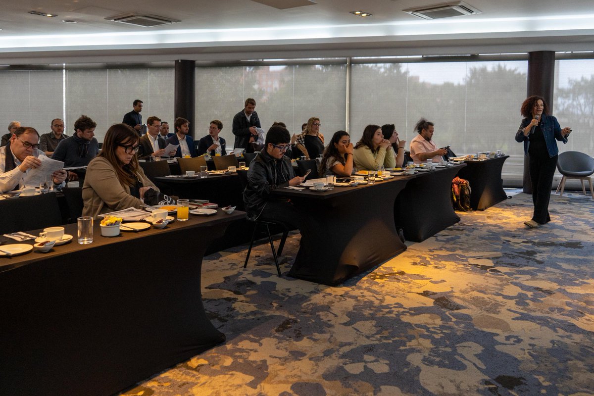 moecolombia's tweet photo. 🌎🗳️¡La observación internacional se prepara!

La @moecolombia capacita hoy a sus observadores y observadoras internacionales en Colombia 🇨🇴 

En este espacio compartimos herramientas y metodologías para el seguimiento técnico e independiente del proceso electoral en Colombia. https://t.co/0KnGgL2F2F