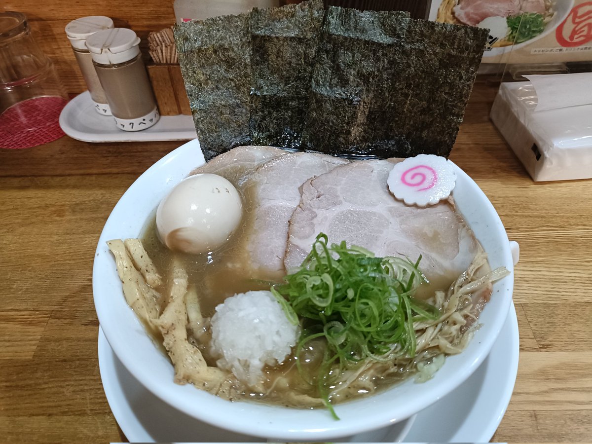 3105Sim2's tweet photo. □まぐちゃんラーメン
◯得製煮干しラーメン 1,150円

前から気になっていたこちらへ初訪問！

いやー、美味い！！
自分好みの濃厚な煮干しスープが最高でした！🤤
豊富なトッピングもどれもレベルが高く、大満足の１杯でした！

これは再訪必至、今日もごちそうさまでした🙏 https://t.co/V5W1EpNvKN