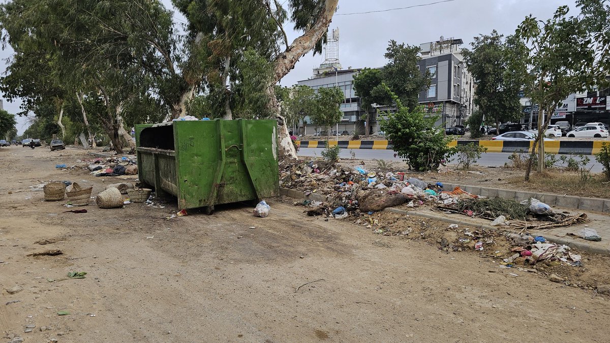mki97h's tweet photo. @sswmb Still filthy 
PECHS Community Centre 
Shahrah e  Quaideen, Karachi
#SSWMBForCleanSindh #SSWMB #EidUlAdha #CleanKarachi #Karachi #SolidWasteManagement #CleanlinessDrive #PublicService #Sanitation #OffalCollection https://t.co/vgtJOiADWa