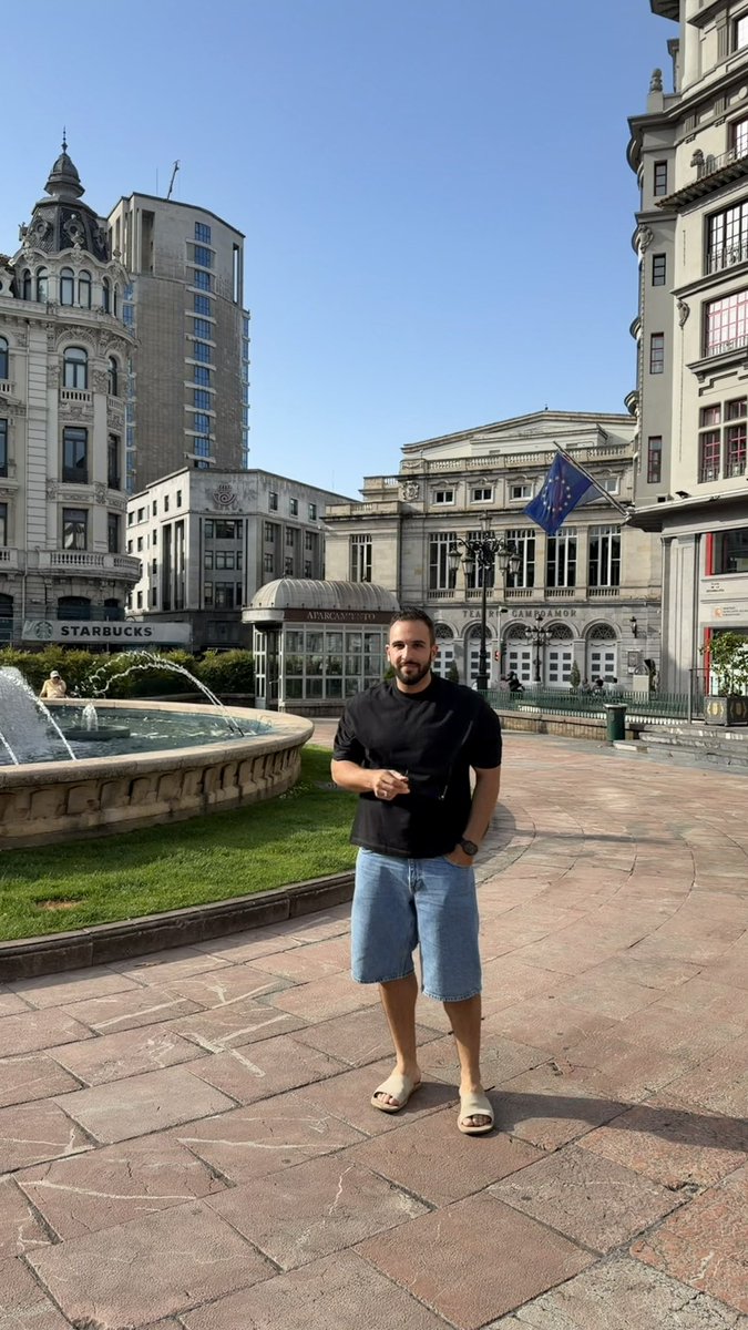 jorgemd2107's tweet photo. Hoy toca despedirse de la que ha sido mi casa durante 8 años, un trocito de Oviedo se viene conmigo siempre 💛💙 https://t.co/sUDigtgCil