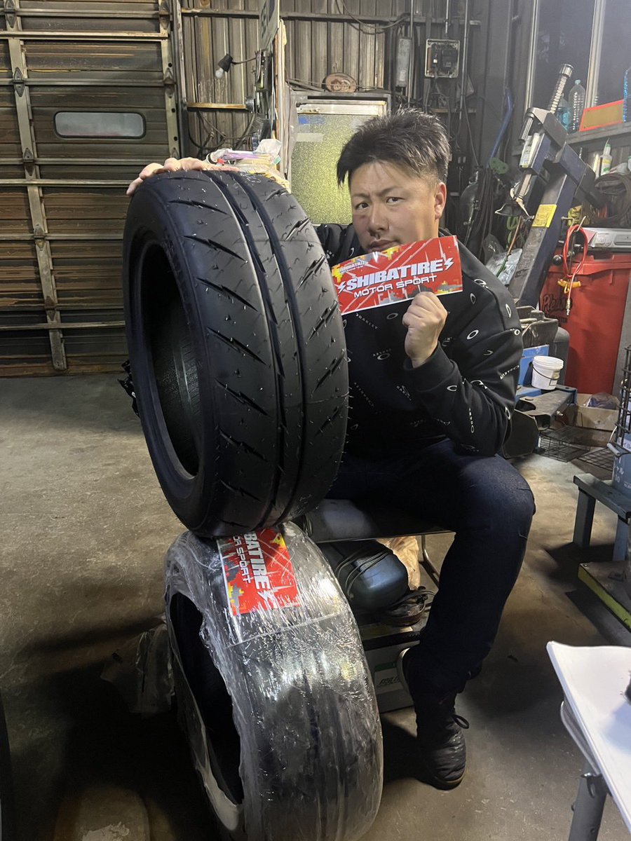 Shiro1R's tweet photo. 備えあれば憂いなし、D1NEXT北海道に向けて新品シバタイヤ⚡️🛞💨💨💨

単走予選用シバと、通りもしないベスト16に向けて新品を😂

タイヤは準備万端🤩

たこあしプレミアムとシバタイヤによる爆煙パイ〜ンでベストを尽くします🔥
@SHIBATIRE 
@R31HOUSE https://t.co/LNuIZRQAPw