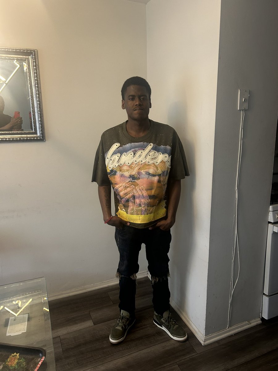 yungcreatorllc's tweet photo. Just 🦈 looking out the tank https://t.co/oeXizj9rA1
