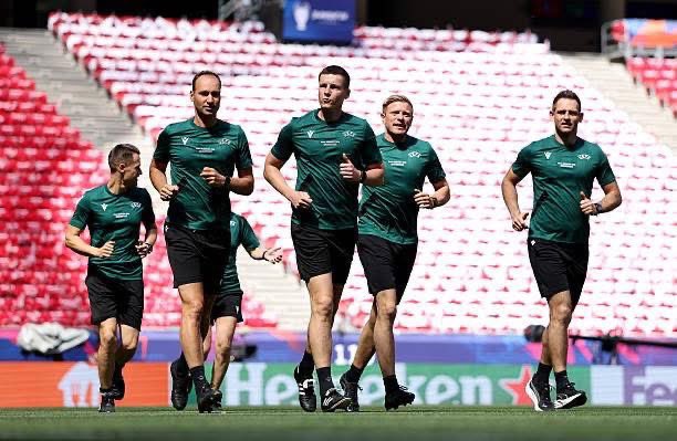 SrAnsetzungen's tweet photo. Das Team von Daniel Siebert 🇩🇪 trainiert vor dem CL-Finale in Budapest 🇭🇺 zwischen Paris SG 🇫🇷 - Arsenal London 🏴
#Siebert #Training #Vorbereitung #DFBSchiris #UCL https://t.co/grBvYjcyEz