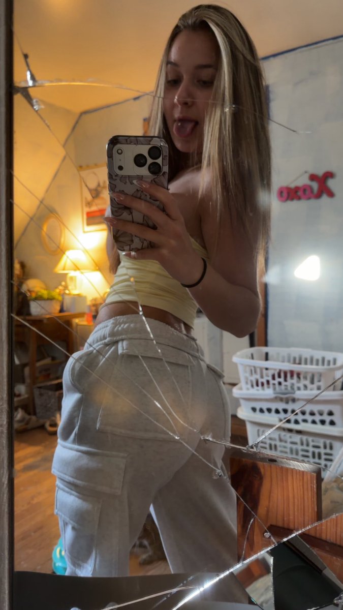 sadies88's tweet photo. would you open my snap? 😘 https://t.co/iJZziU8SAH