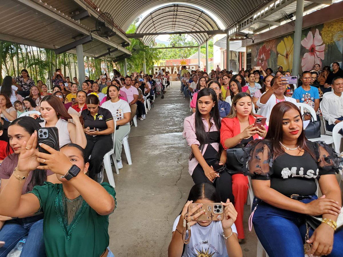 dpcminerd's tweet photo. Seguimos celebrando nuevas graduaciones del programa Escuelas de Padres y Madres, una iniciativa que fortalece el vínculo entre la familia y la escuela, promoviendo una crianza basada en el amor, el respeto, la comunicación y los valores. 👨‍👩‍👧‍👦📚

Felicitamos a todos https://t.co/nokOlGouS5