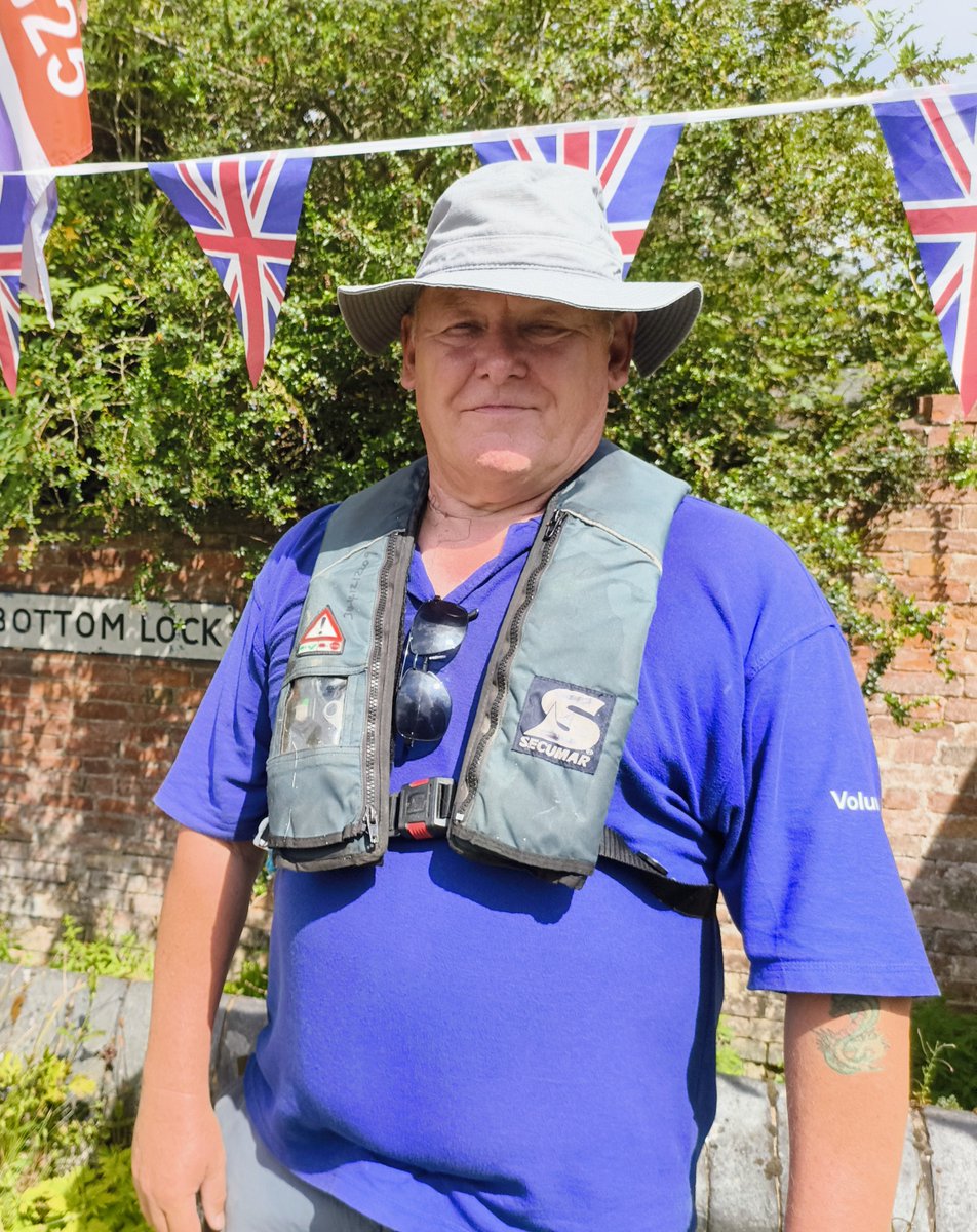 HillmortonLocks's tweet photo. Good morning everyone, your #volunteer Lock Keepers today at #HillmortonLocks are Chris and Mick #BoatsThatTweet #SaveOurCanals  @CRTWestMidlands https://t.co/AZsKpwylMf