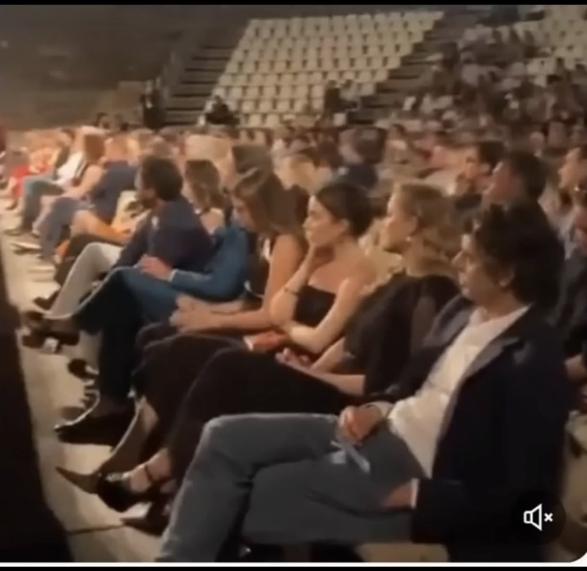 jrcdaisy's tweet photo. #AmberHeardIsALiar thinking all of these people are there for her &amp; not Harrison Ford (when in reality , based on attendance, they weren't there for her) vs the people of Argentina who were ACTUALLY there to see Johnny Depp https://t.co/hjONskX0kL