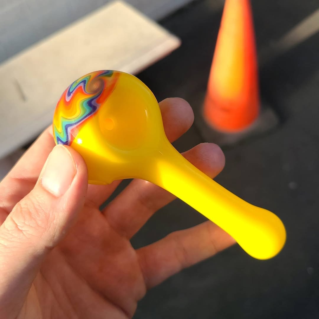 piecemakerglass's tweet photo. This #cadmium color has me geeked, #glassalchemy has it on point with acid yellow and #coloradocolorcompany has some clean lined tube. #glass #glassblowing #lampworking #glassart #linework #wigwag #wigwags #rainbow #fullspectrum #yellow #neoncolors #spoon #glassspoon #pipe #pipes https://t.co/21u9PtSBAV