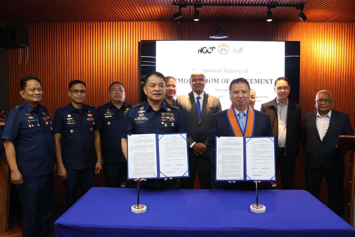 coastguardph's tweet photo. 𝐏𝐂𝐆, 𝐍𝐆𝐂𝐏 𝐏𝐀𝐑𝐓𝐍𝐄𝐑 𝐎𝐍 𝐌𝐀𝐑𝐈𝐓𝐈𝐌𝐄 𝐒𝐄𝐂𝐔𝐑𝐈𝐓𝐘

✍️https://t.co/WVTqrVPBC4

#DOTrPH🇵🇭 
#CoastGuardPH
#MaritimeSectorWorks https://t.co/6MMEaiGx12