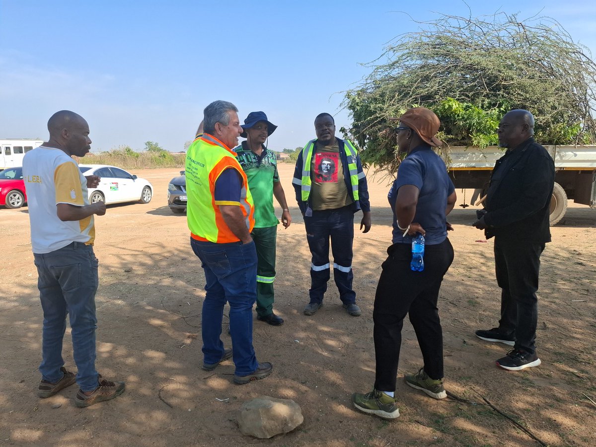 Rambohannes's tweet photo. Todays Reaspana operation was held in Hammanskraal Ramotse where  roads were repaired; trees was pruned; stormwater cleaned; provincial roads assisted closing some potholes. Streetlights repaired waterleaks repaired in region 2 https://t.co/pS4xO5bBmK