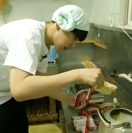 prinzessin1010's tweet photo. SOONHOON SHORT! AU! 

"Bagaimana jika kang mie ayam di kompleks kosmu, ternyata seorang intel?"

"Gerobak nomor 17"
SoonHoon Short AU! 
BxB! 
Minor/homophobic DNI! 

🔺. Cerita ini hanya fiksi belakang, jika ada kesalahan penulisan maupun informasi, mohon di maafkan. https://t.co/rDDnL97yUh