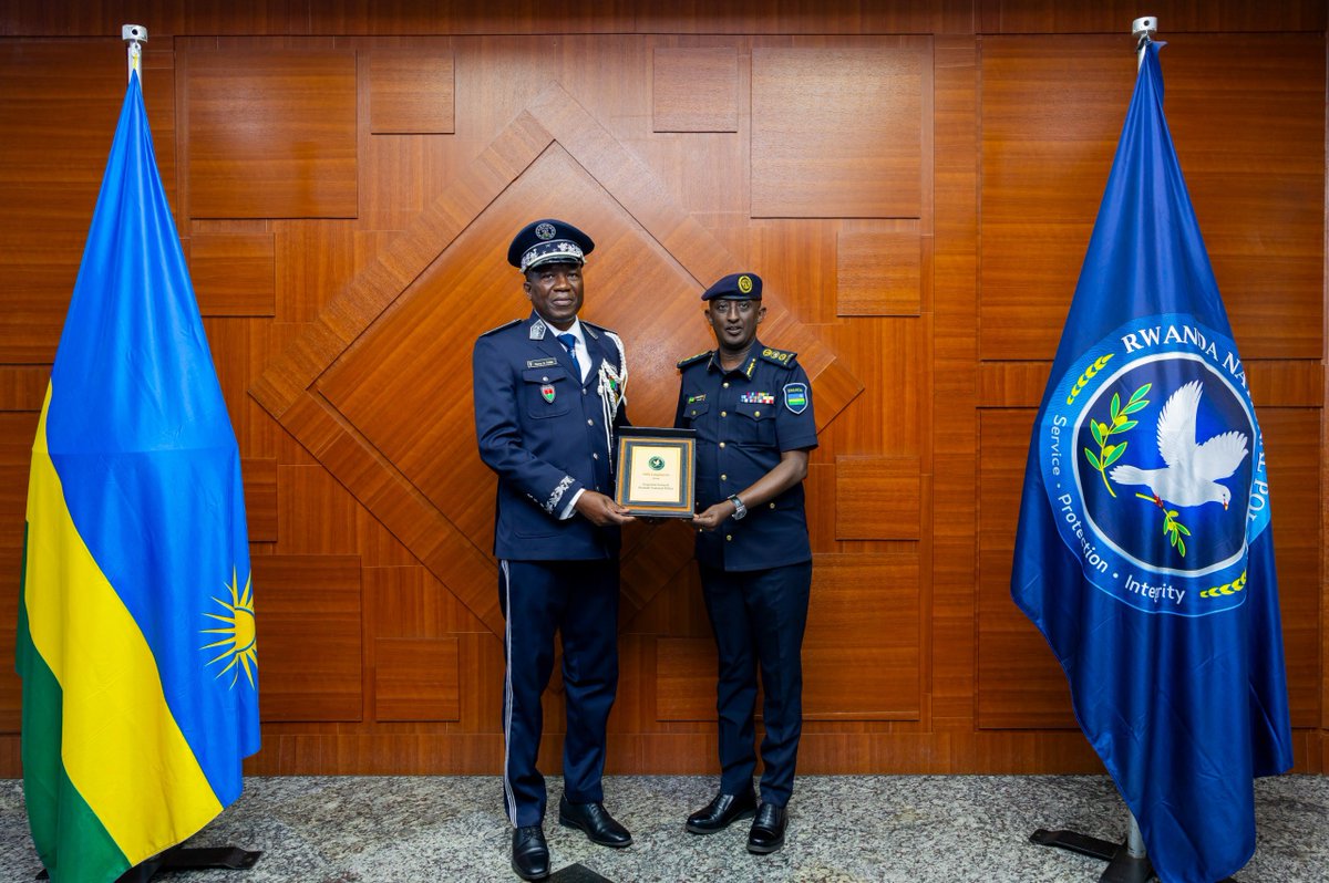 Rwandapolice's tweet photo. Umuyobozi Mukuru wa Polisi y’u Rwanda, CG Felix Namuhoranye, yakiriye Umuyobozi Mukuru wa Polisi ya Burkina Faso, Thierry Dofizouho Tuina, ari kumwe n’Umuyobozi wa Polisi y’Ubugenzacyaha, Missa Millogo, ku cyicaro gikuru cya Polisi y’u Rwanda, Kacyiru.

Bagiranye ibiganiro byibanze ku gusangizanya ubunararibonye n’imikorere myiza mu bijyanye n’umutekano wo mu muhanda, imicungire y’ibikoresho, ubufatanye n’abaturage mu gucunga umutekano, ndetse no gukumira ibyaha.

Aba bayobozi banifatanyije na #RwandaPolice mu kwizihiza imyaka 25 y’iterambere rya Polisi y’u Rwanda, ndetse banitabira imyitozo ihuriweho ya EAPCCO Plus Joint SWAT Training Exercise yabereye mu Kigo cya Polisi y’u Rwanda gihugura ibijyanye no kurwanya iterabwoba i Mayange.