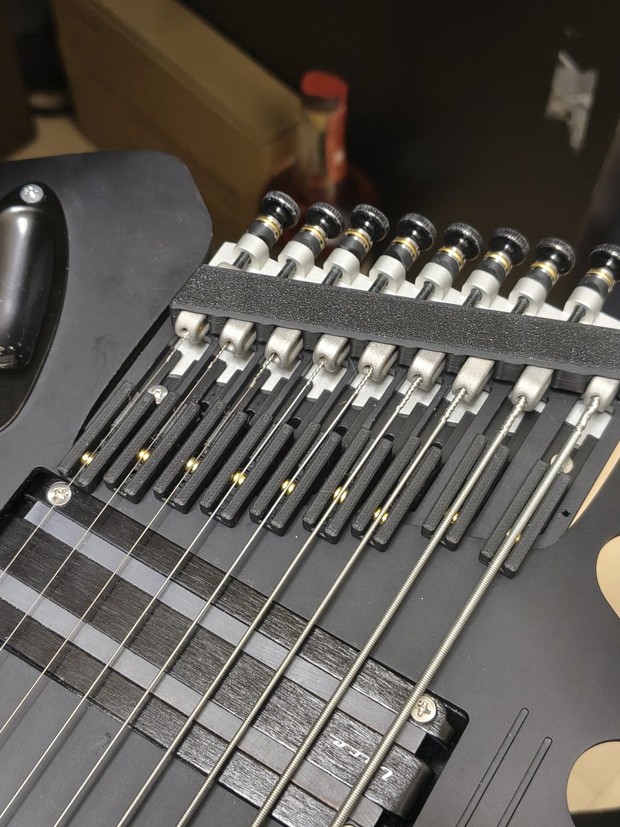 mobnekoha's tweet photo. 今日のブリッジ。プラ材なので音質はお察しだけど、オクターブ調整実証としては上出来！
一応楽器として破綻しない音階が出てると思う。
もう少し弦高を下げたいので改良しないとだな〜
サドルの、金色に輝くパーツはアレです。弦の端についてる輪っかをバラして再利用w https://t.co/aOw3l6eSPo