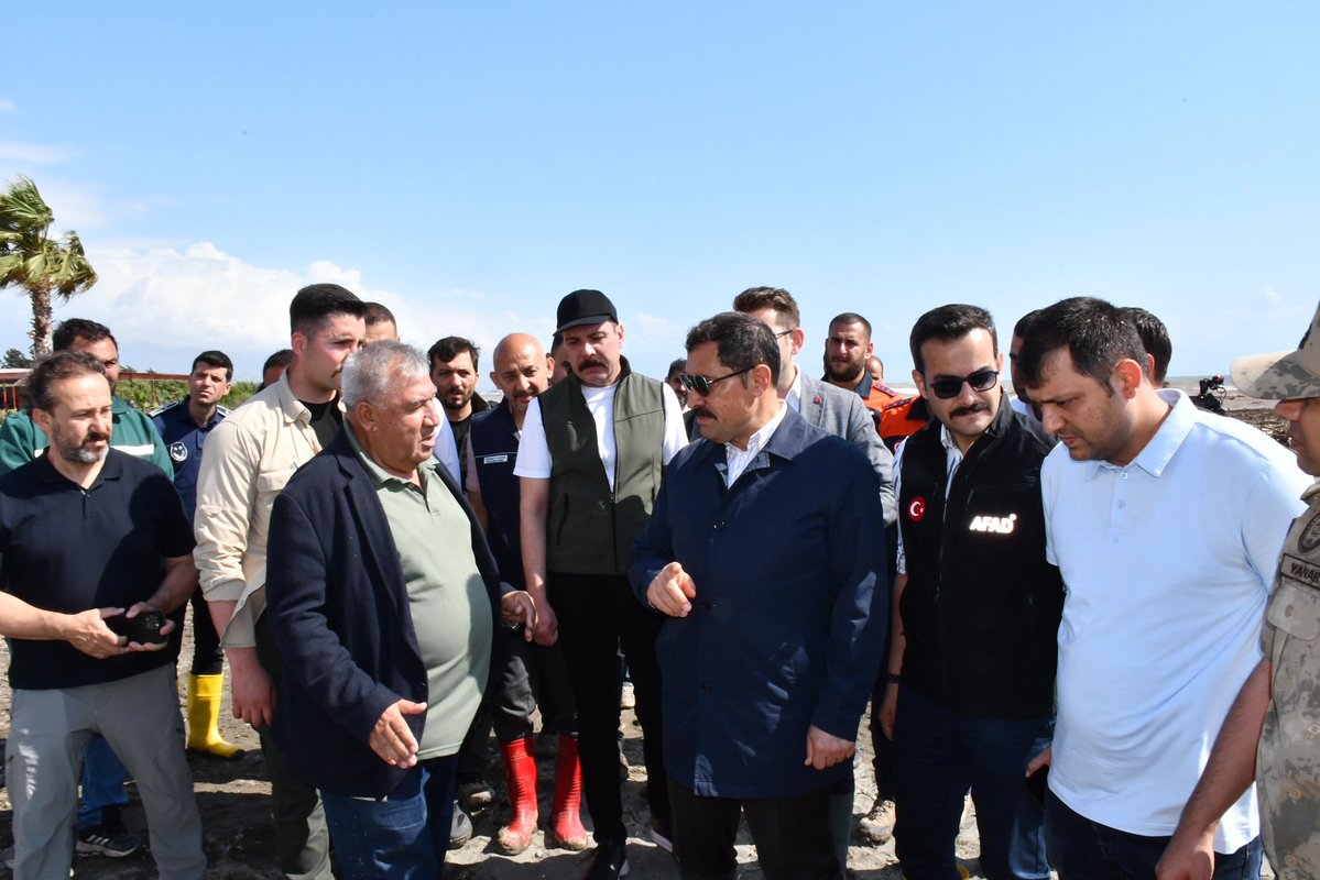 HatayValiligi's tweet photo. 📌 Valimiz Mustafa MASATLI, ilimizde etkili olan kuvvetli sağanak yağışların ardından Dörtyol ilçemizde yağıştan etkilenen bölgelerde incelemelerde bulundu.

📌 Deliçay başta olmak üzere taşkın ve su baskınlarının yaşandığı alanlarda yürütülen çalışmaları yerinde takip eden Valimiz Mustafa MASATLI; ilgili kurumlarımızın yöneticilerinden son duruma ilişkin bilgi alarak koordinasyon çalışmalarını değerlendirdi.  

📌 Vatandaşlarımızla bir araya gelerek geçmiş olsun dileklerini ileten Valimiz, hemşehrilerimizin talep ve beklentilerini dinledi; meydana gelen olumsuzlukların en kısa sürede giderilmesi adına tüm ekiplerimizin sahada yoğun şekilde görev yaptığını ifade etti.

📌 Valimiz Mustafa MASATLI, devletimizin tüm kurumlarıyla ilk andan itibaren sahada olduğunu vurgulayarak; can ve mal güvenliğinin korunması, hasarların giderilmesi ve hayatın normal seyrine dönmesi için çalışmaların aralıksız sürdürüldüğünü belirtti.