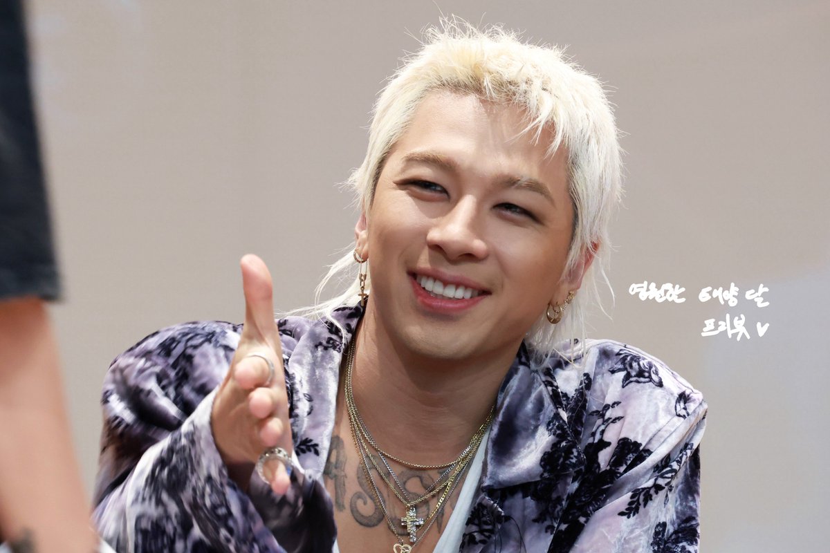 URTHESUN's tweet photo. 260529 태양 | 두번째 팬사인회

오늘 태양 일조량 미쳐따.. 후웅..💙🩷

#태양 #TAEYANG #동영배 #Quintessence https://t.co/3lCz64E5P4