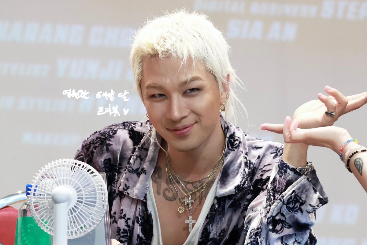 URTHESUN's tweet photo. 260529 태양 | 두번째 팬사인회

오늘 태양 일조량 미쳐따.. 후웅..💙🩷

#태양 #TAEYANG #동영배 #Quintessence https://t.co/3lCz64E5P4
