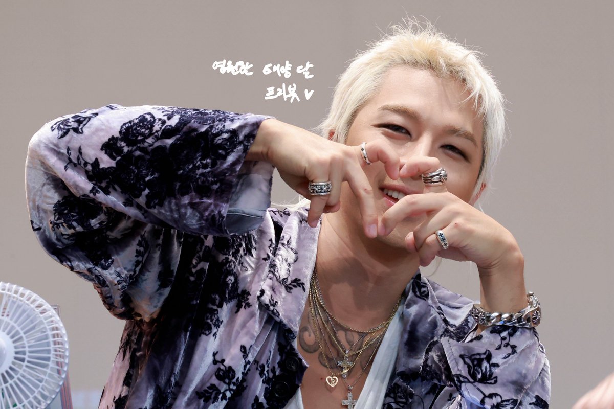 URTHESUN's tweet photo. 260529 태양 | 두번째 팬사인회

오늘 태양 일조량 미쳐따.. 후웅..💙🩷

#태양 #TAEYANG #동영배 #Quintessence https://t.co/3lCz64E5P4