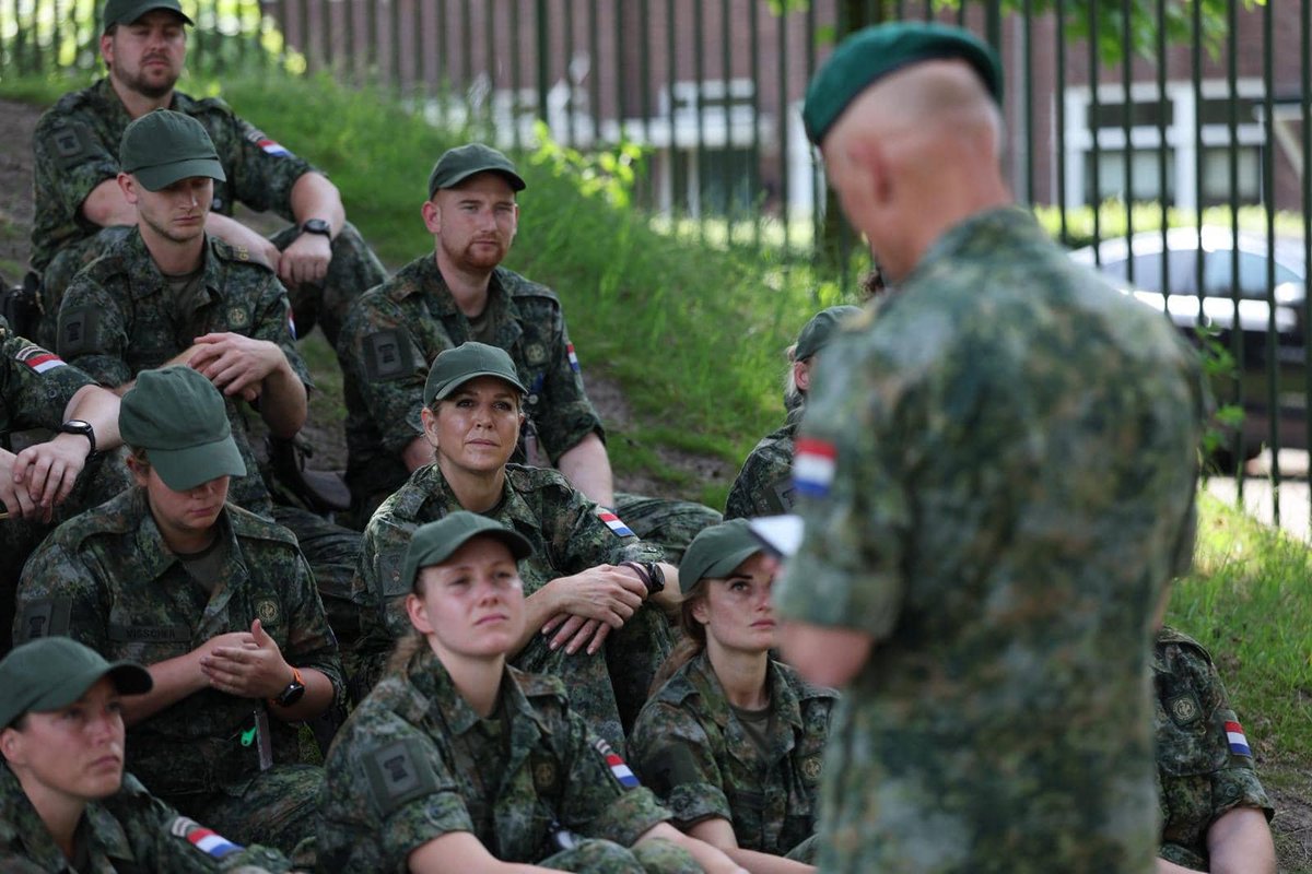 ChristinsQueens's tweet photo. Queen Máxima concluded the first phase of her reservist military training and received her beret. HM will not be assigned to a specific branch, regiment, or corps, but will instead fulfill a broad and general role within the Royal Netherlands Army. 

📸 Ministerie van Defensie https://t.co/yV1Tf4HV83