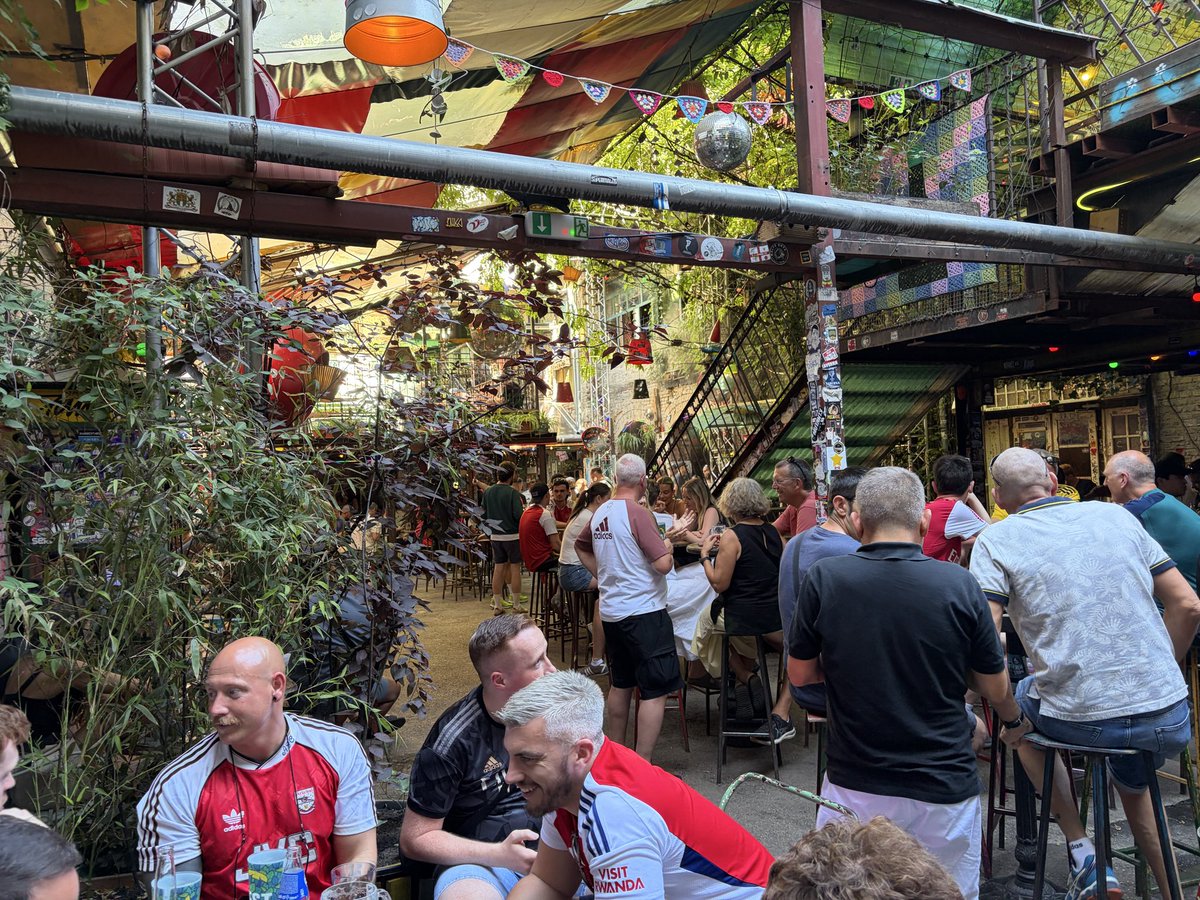markssteensen's tweet photo. Matchday -1 i Budapest 🔴🍻 #arsenaldk https://t.co/Y35gYXAv03