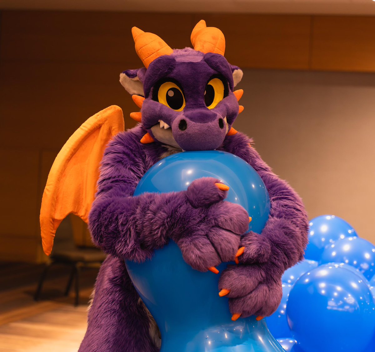 IjiDrach's tweet photo. #FursuitFriday or National Free Balloon Day?

🐲: @CanadianDerg 
📸: @SmBnSm https://t.co/UQbHDeRz1v