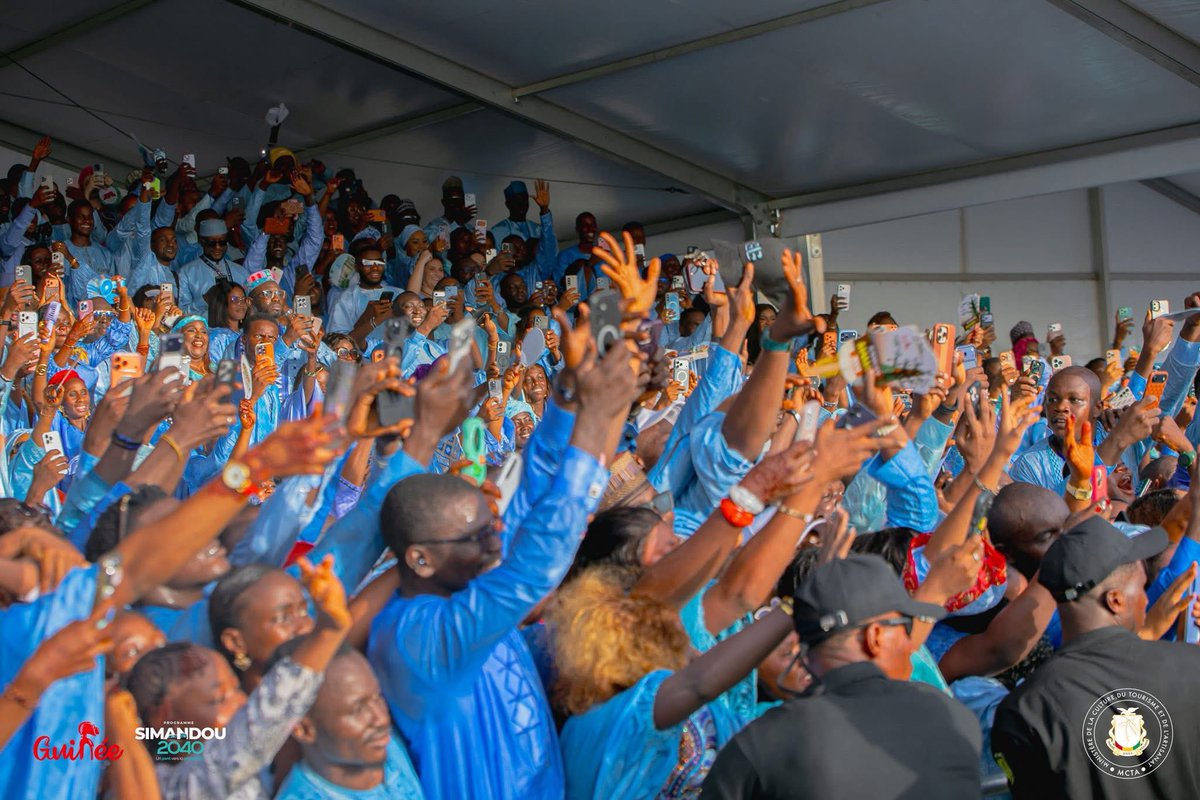 mcta_gn's tweet photo. Grande Mamaya 2026 : le Président Mamadi Doumbouya communie avec la population de Kankan : 

Kankan, 28 mai 2026 – La cérémonie d’ouverture de la 86ᵉ édition de la Grande Mamaya de Kankan a été marquée ce jeudi par la présence remarquée du Président de la République, le Général Mamadi Doumbouya, accompagné de la Première Dame et d’une importante délégation présidentielle. Accueilli dans une ambiance festive au stade M’Balou Mady Diakité, le Chef de l’État est venu témoigner de l’importance qu’accordent les autorités à la valorisation du patrimoine culturel guinéen.

Devant des milliers de citoyens mobilisés pour l’événement, le Président de la République a pris part aux différentes articulations de cette grande célébration culturelle, devenue un symbole d’unité et de cohésion sociale en Guinée. Sa présence à Kankan a été largement saluée par les sages, les autorités locales ainsi que les acteurs culturels venus des différentes régions du pays.

Moment fort de cette cérémonie, le Président Mamadi Doumbouya s’est invité sur la pelouse du stade pour esquisser quelques pas de danse de la Mamaya sous les ovations du public. Dans une atmosphère de communion populaire, le Chef de l’État a partagé cet instant de ferveur culturelle avec les citoyens, illustrant ainsi son attachement aux traditions et aux valeurs culturelles nationales.

À travers cette participation, le Président de la République réaffirme sa volonté de faire de la culture un levier de rassemblement, de paix et de développement. La Grande Mamaya, inscrite parmi les plus grandes manifestations culturelles du pays, continue ainsi de renforcer son rayonnement national et sous-régional, grâce à l’engagement des autorités et à la mobilisation des populations.