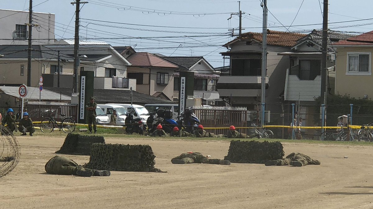 welcome_kimura's tweet photo. 見学中、後ろの席に模擬戦敵役でご出演の隊員さんのご家族が。小さなお子様に「パパ気づくかな☺️?」と優しく語りかけるお母様。と、敵陣地側に無邪気な声で「パパー✨」
、、、ちょっと胸が痛かったです💦
#JGSDF_pr
#3log_senzo
#陸上自衛官
【制圧の様子はこちら👇🏻】
https://t.co/GJIzQeq8jl https://t.co/WwnMseKVrd